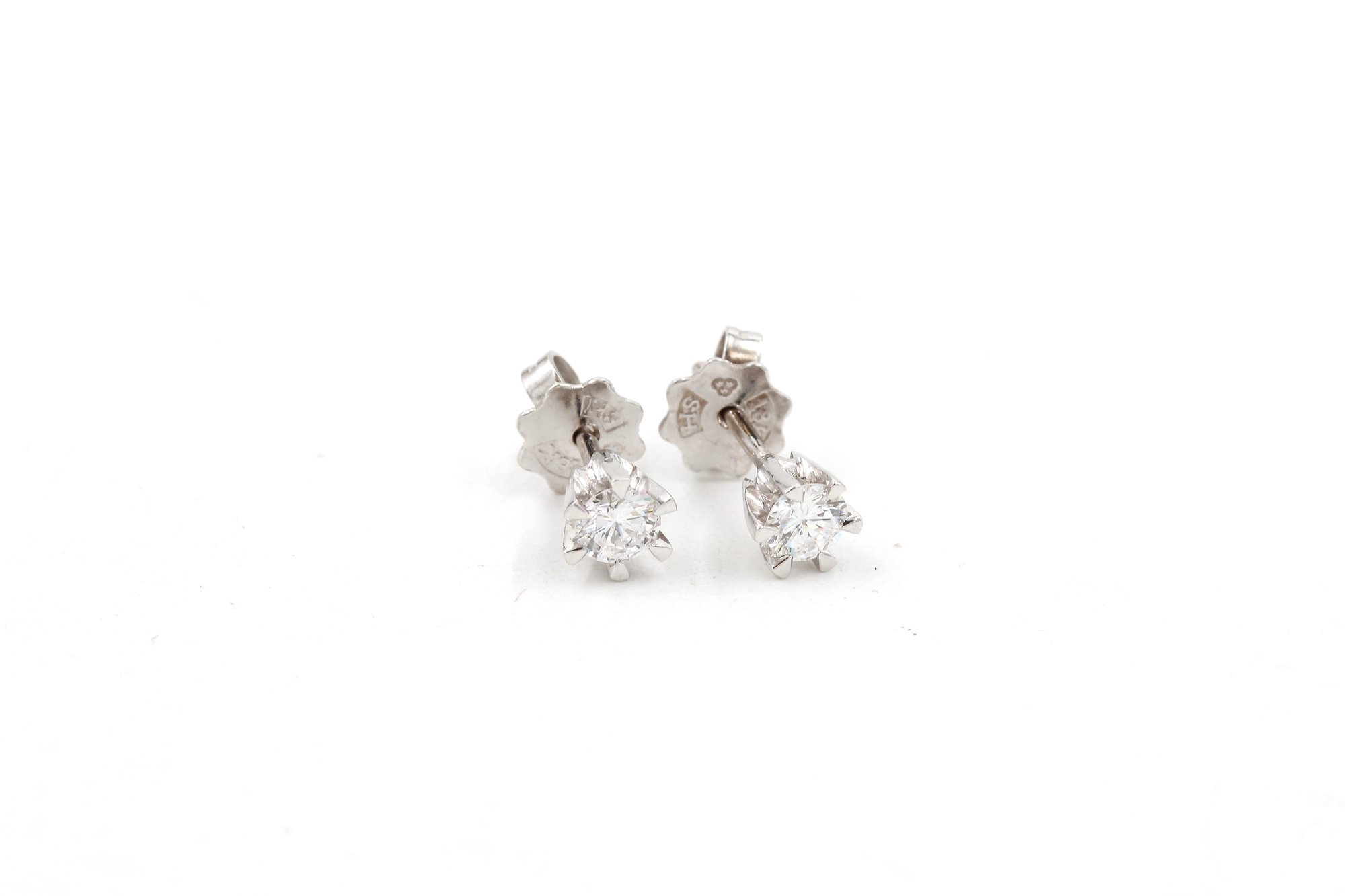 Diamant örhängen i 18k vitguld 0,30 ct. vikt:1,31g.