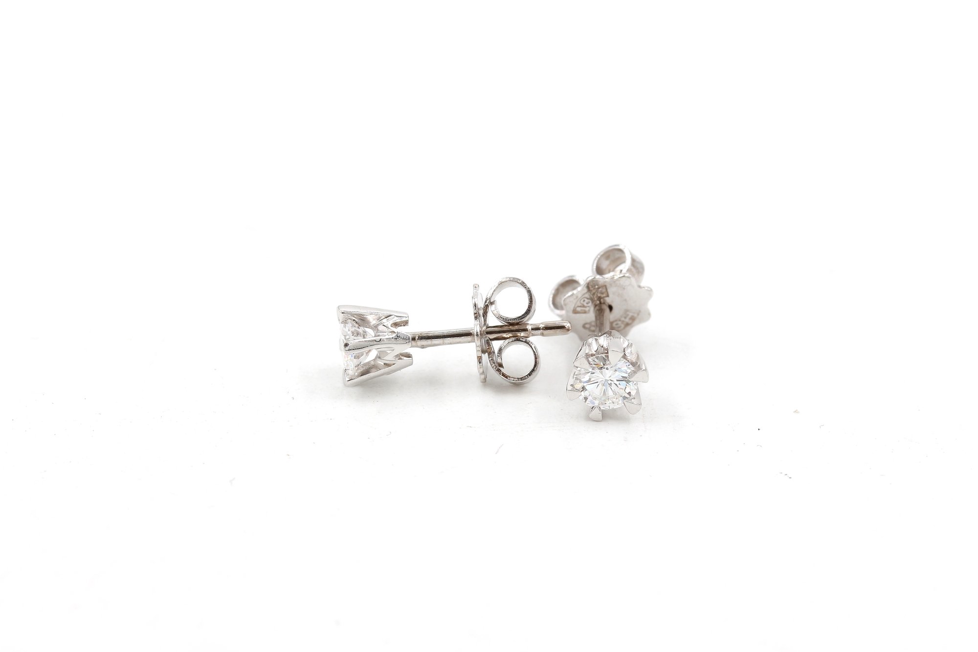 Diamant örhängen i 18k vitguld 0,30 ct. vikt:1,31g.
