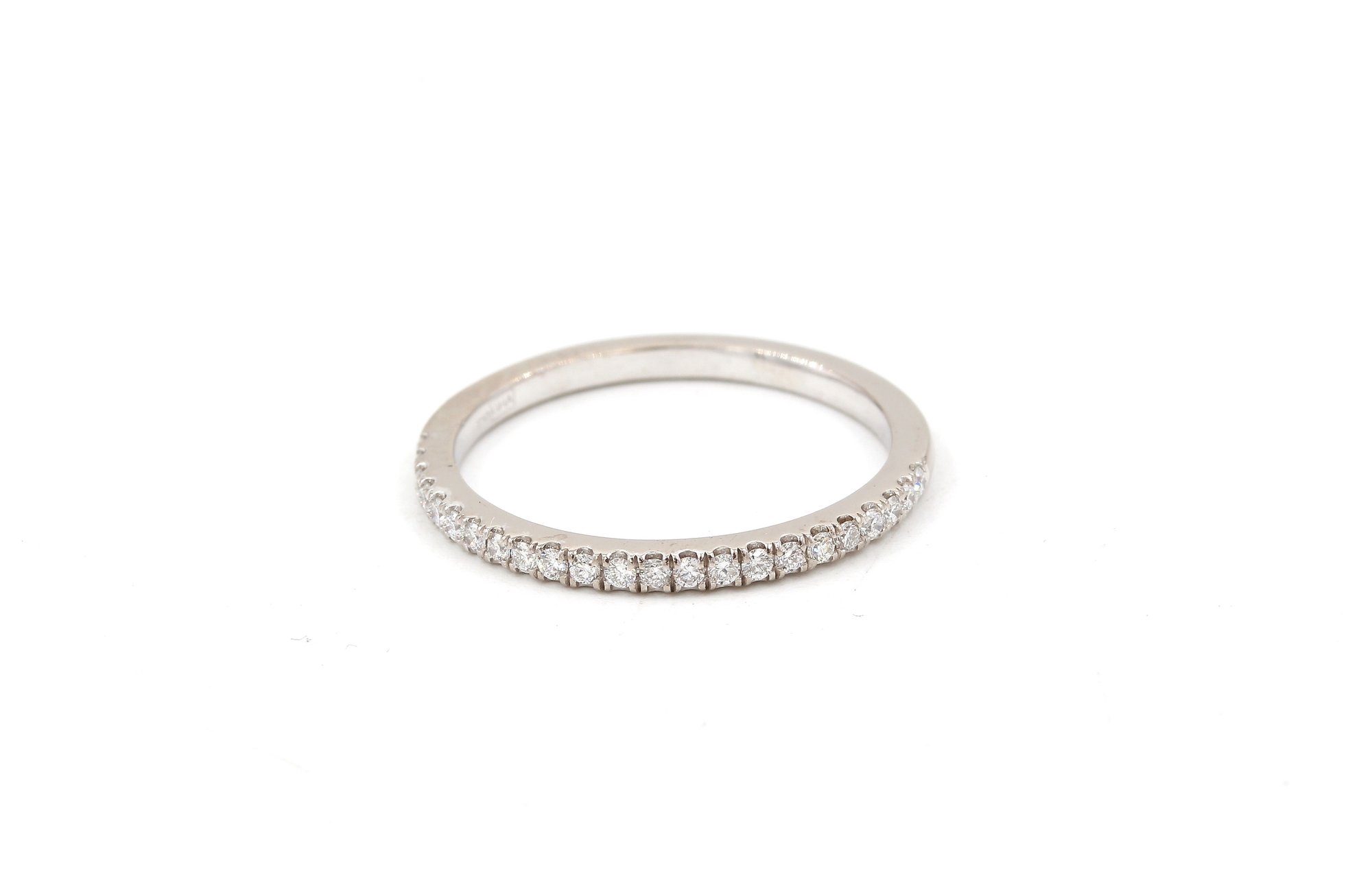 Diamantring i 18k vitguld ca 0,23 ct ct totalt. vikt: 2,12g
