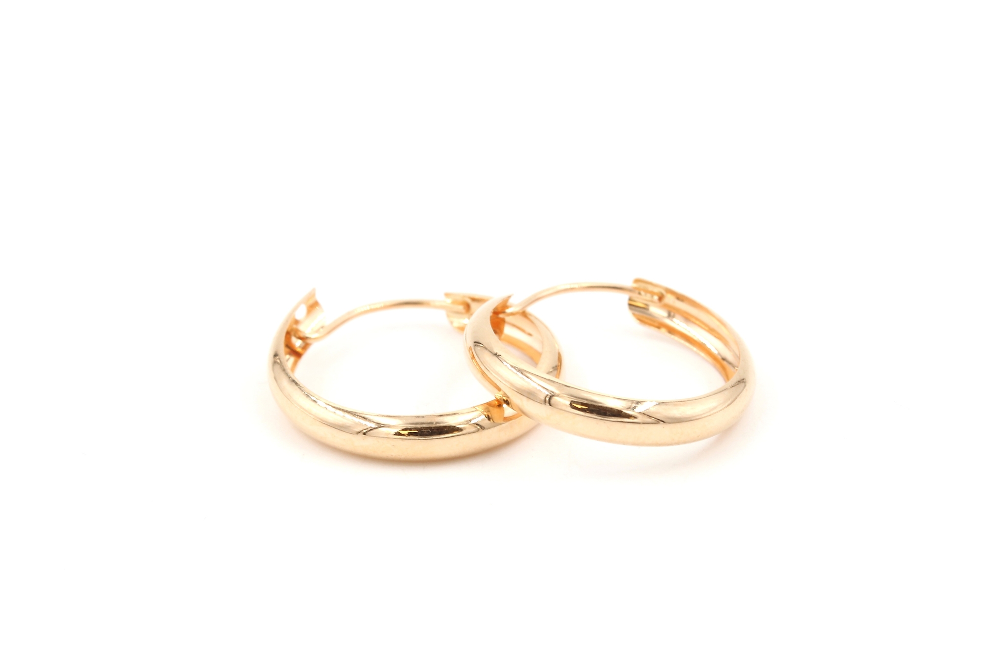Örhängen i 18k guld. vikt: 0,83g