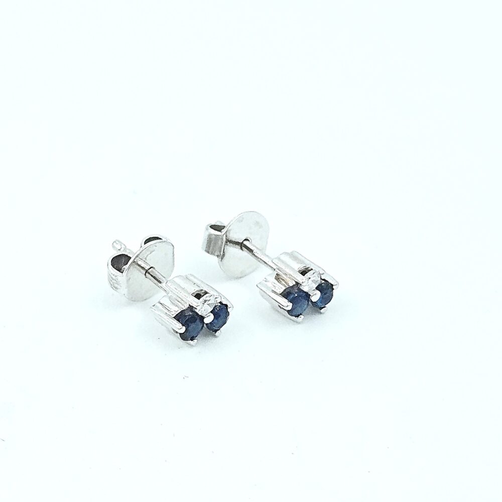 Örhängen i 18k vitguld med diamanter och safirer. ca 0,02ct diamanter