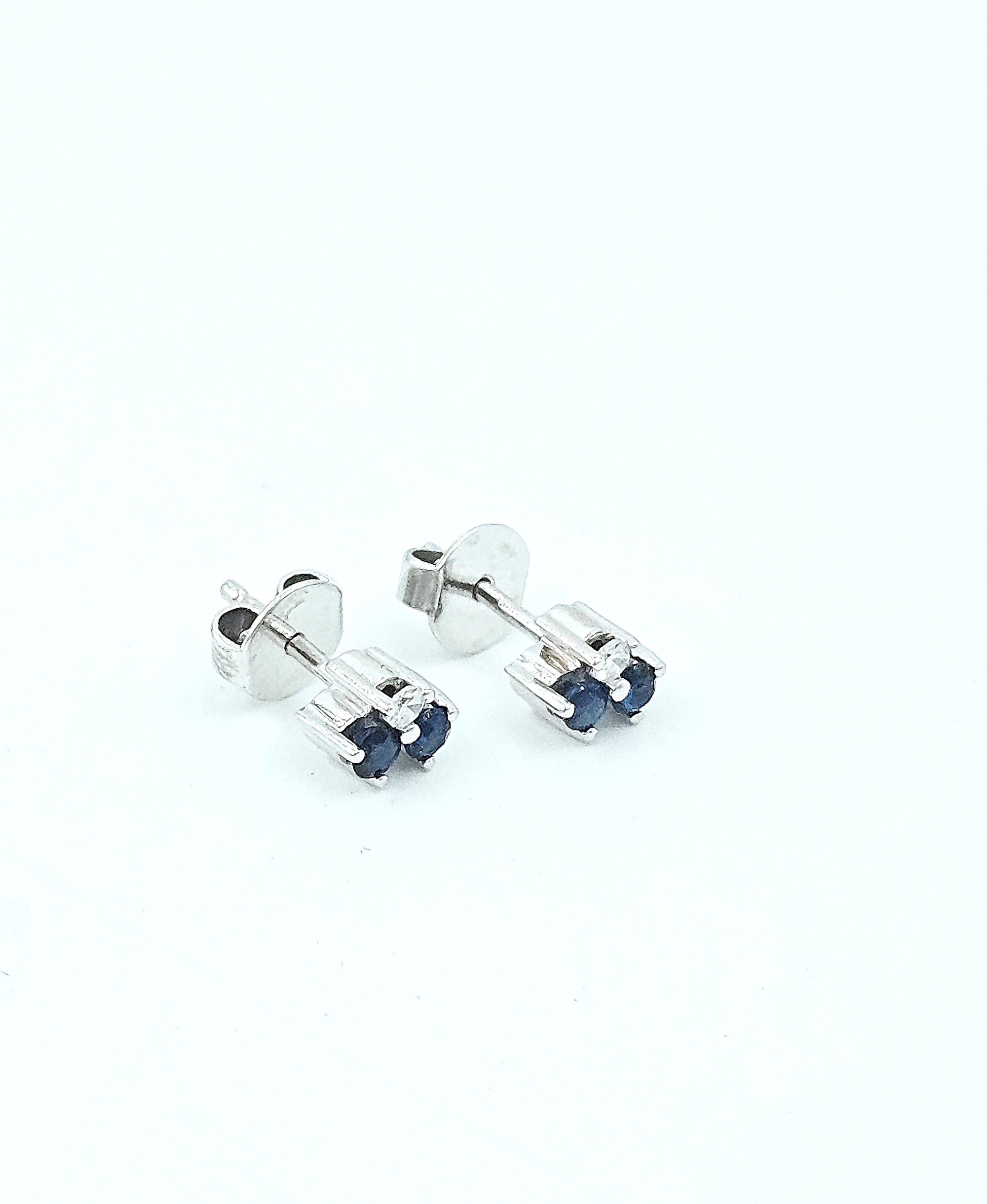 Örhängen i 18k vitguld med diamanter och safirer. ca 0,02ct diamanter