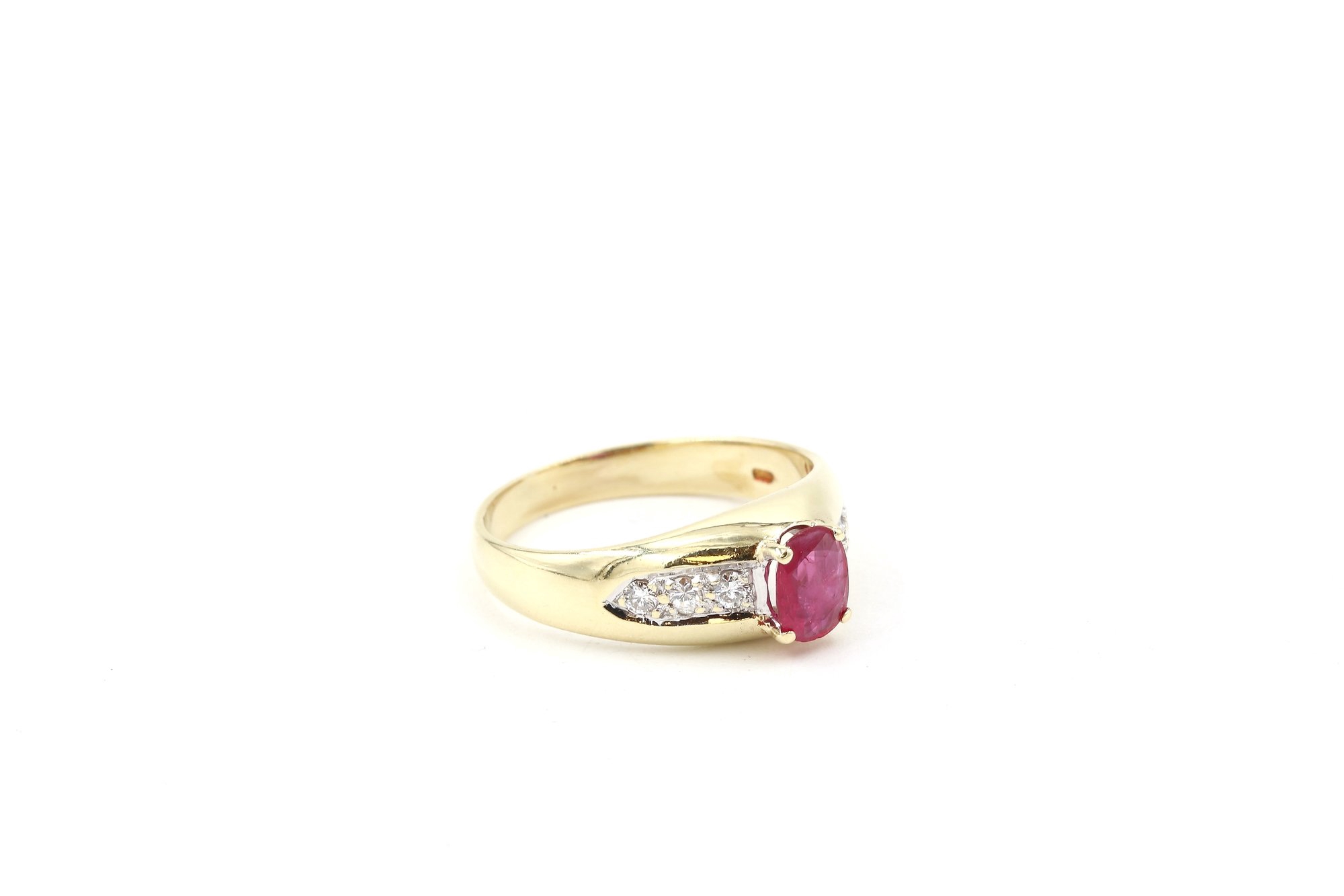 Diamantring i 14k guld med en rubin. vikt: 4,2g