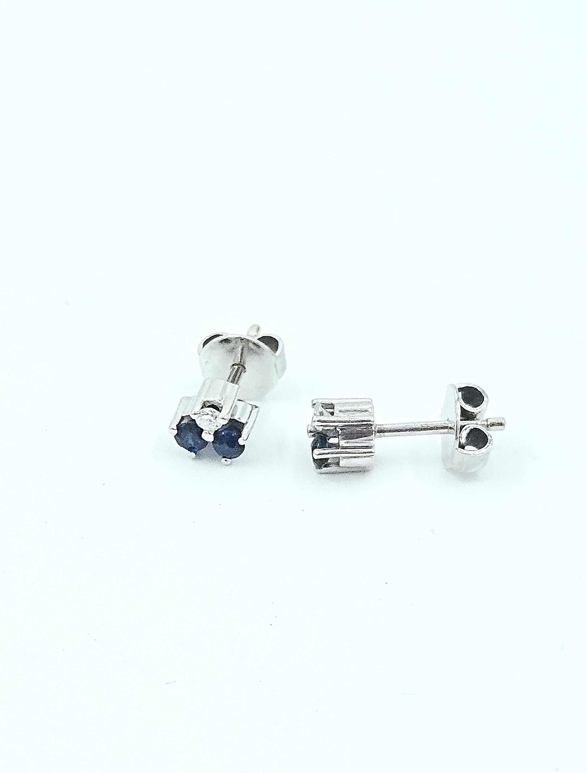 Örhängen i 18k vitguld med diamanter och safirer. ca 0,02ct diamanter