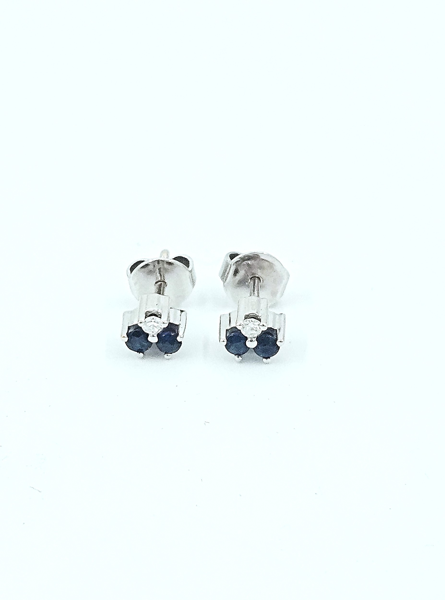 Örhängen i 18k vitguld med diamanter och safirer. ca 0,02ct diamanter