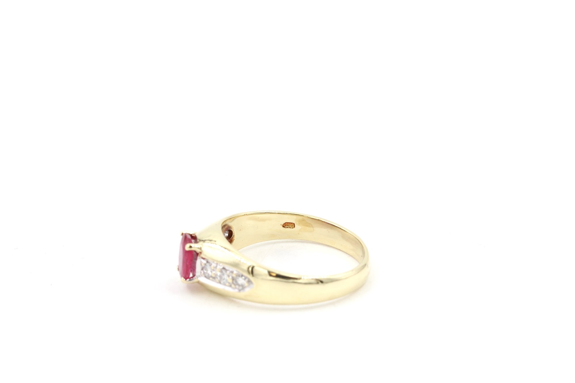 Diamantring i 14k guld med en rubin. vikt: 4,2g
