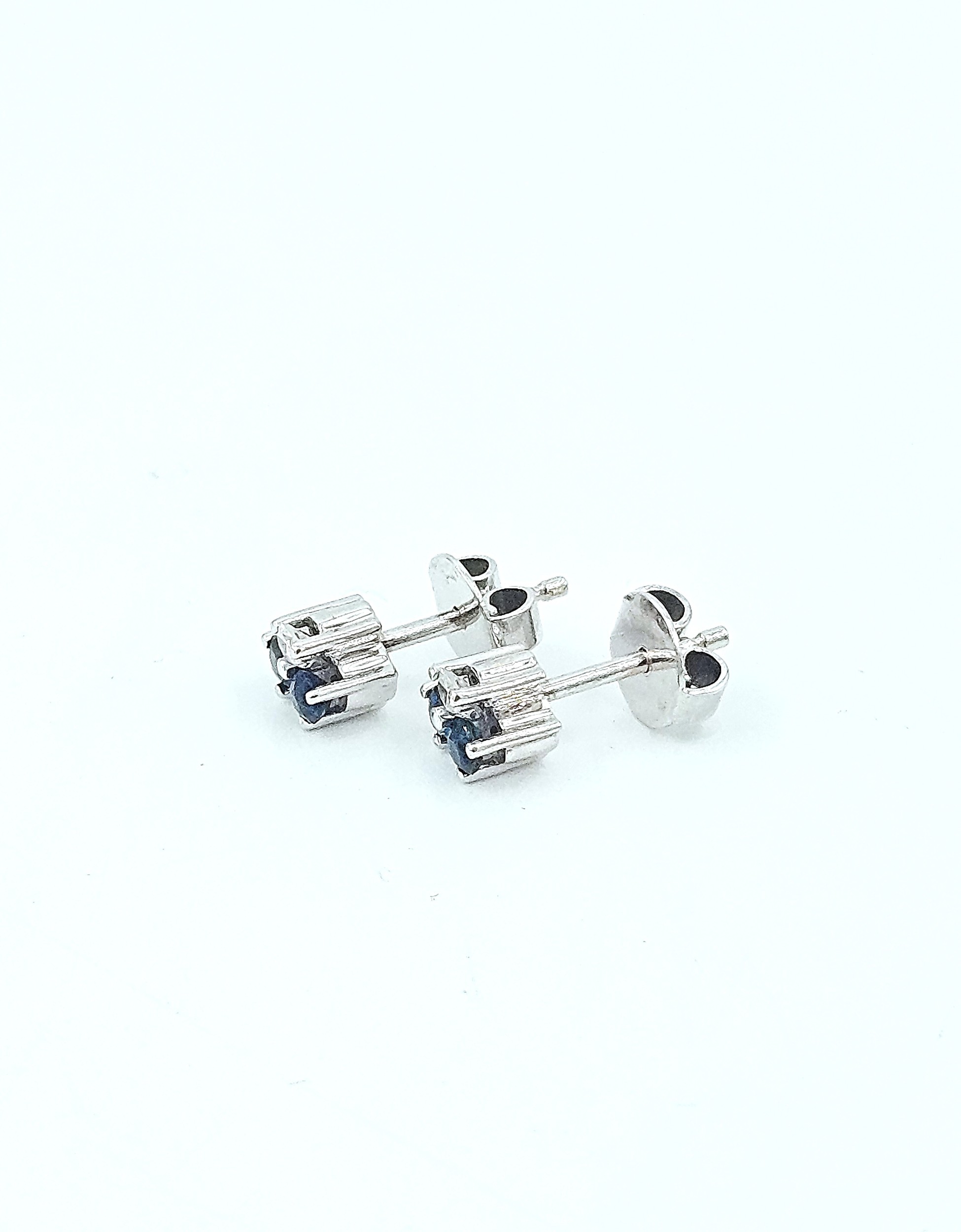 Örhängen i 18k vitguld med diamanter och safirer. ca 0,02ct diamanter