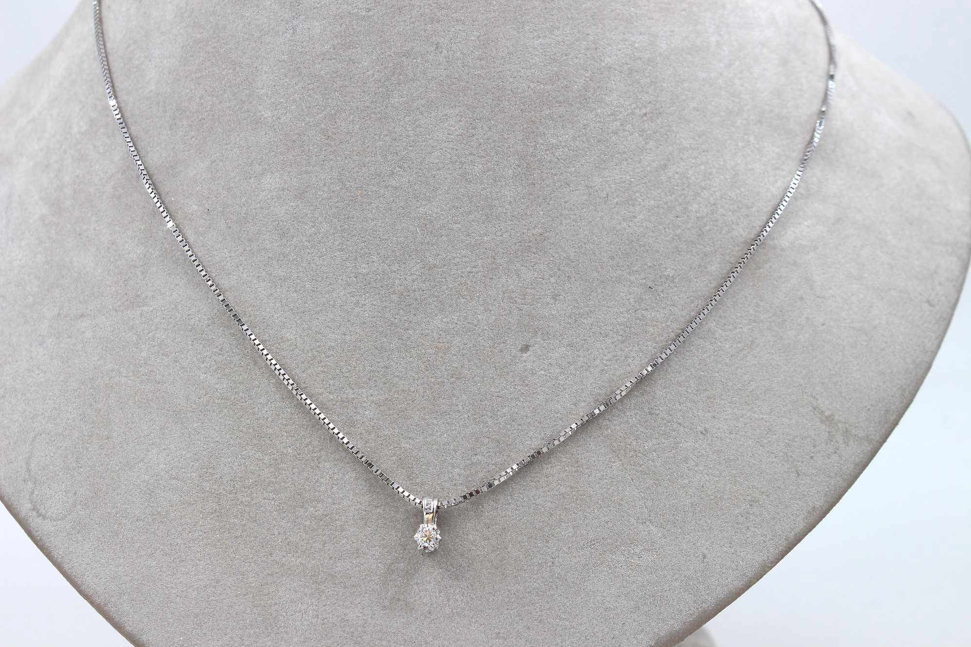 Halsband med diamanthänge i 18k vitguld ca 0,03ct diamant. vikt: 2,56g
