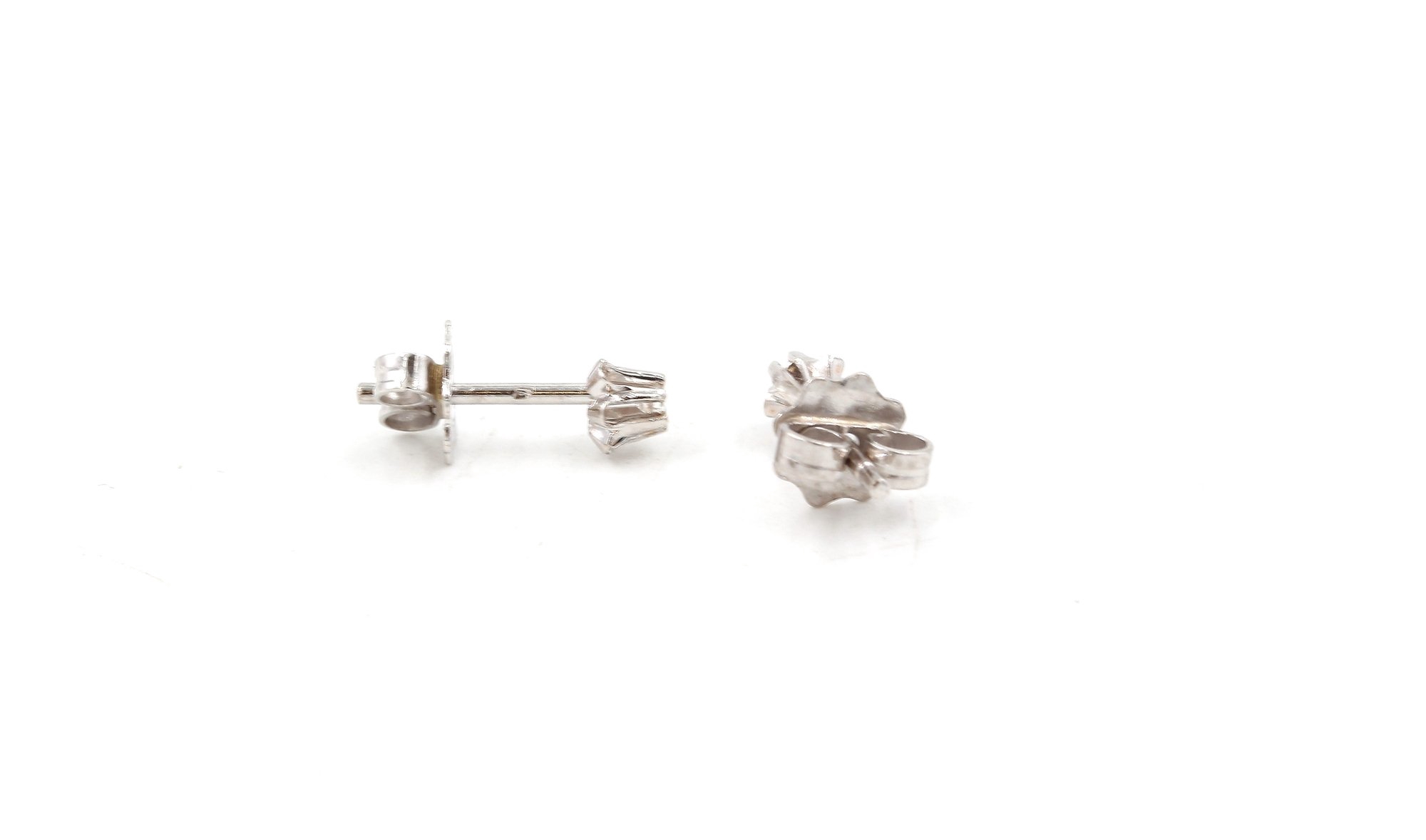 Diamant örhängen i 18k vitguld ca 0,04ct. vikt: 0,9g