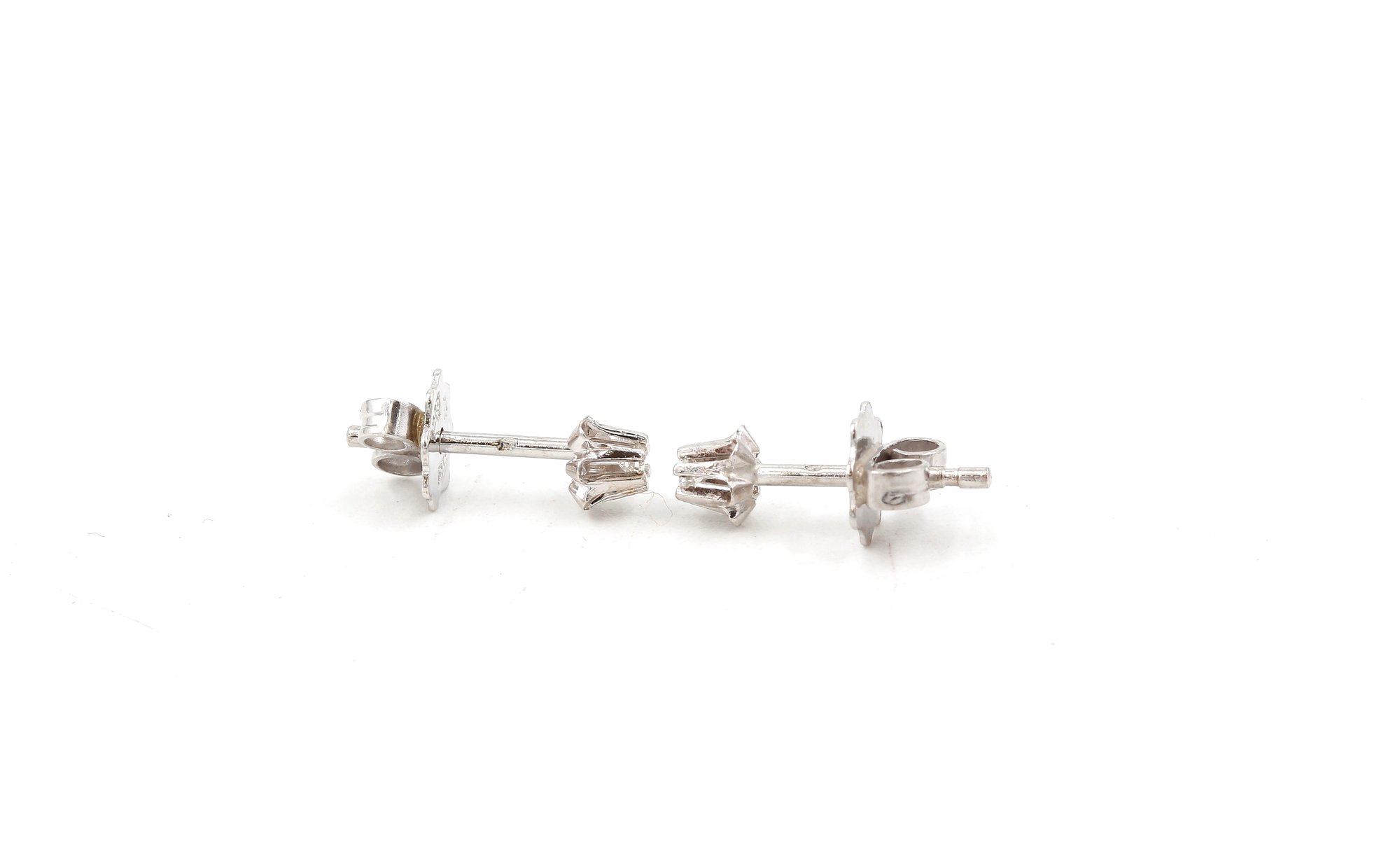 Diamant örhängen i 18k vitguld ca 0,04ct. vikt: 0,9g