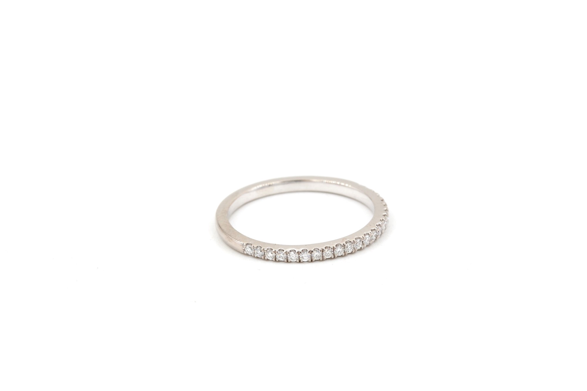 Diamantring i 18k vitguld ca 0,23 ct ct totalt. vikt: 2,12g