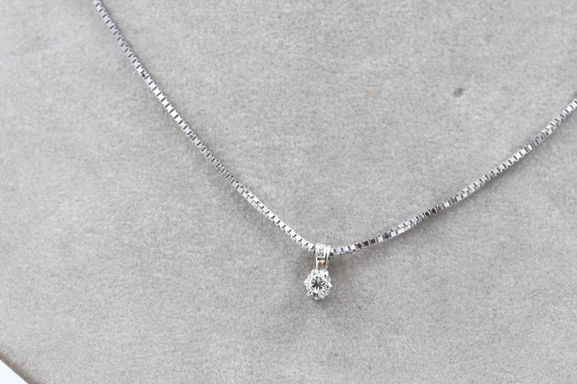 Halsband med diamanthänge i 18k vitguld ca 0,03ct diamant. vikt: 2,56g