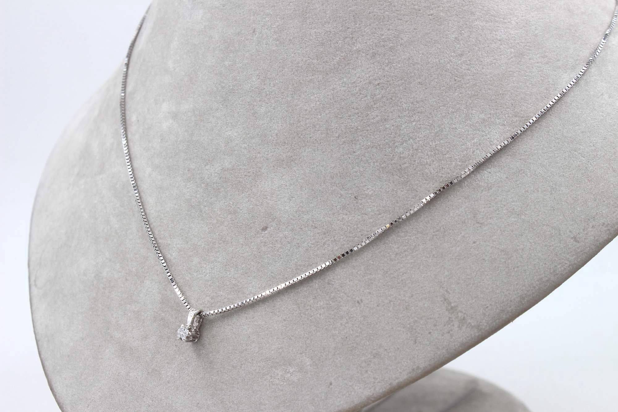 Halsband med diamanthänge i 18k vitguld ca 0,03ct diamant. vikt: 2,56g