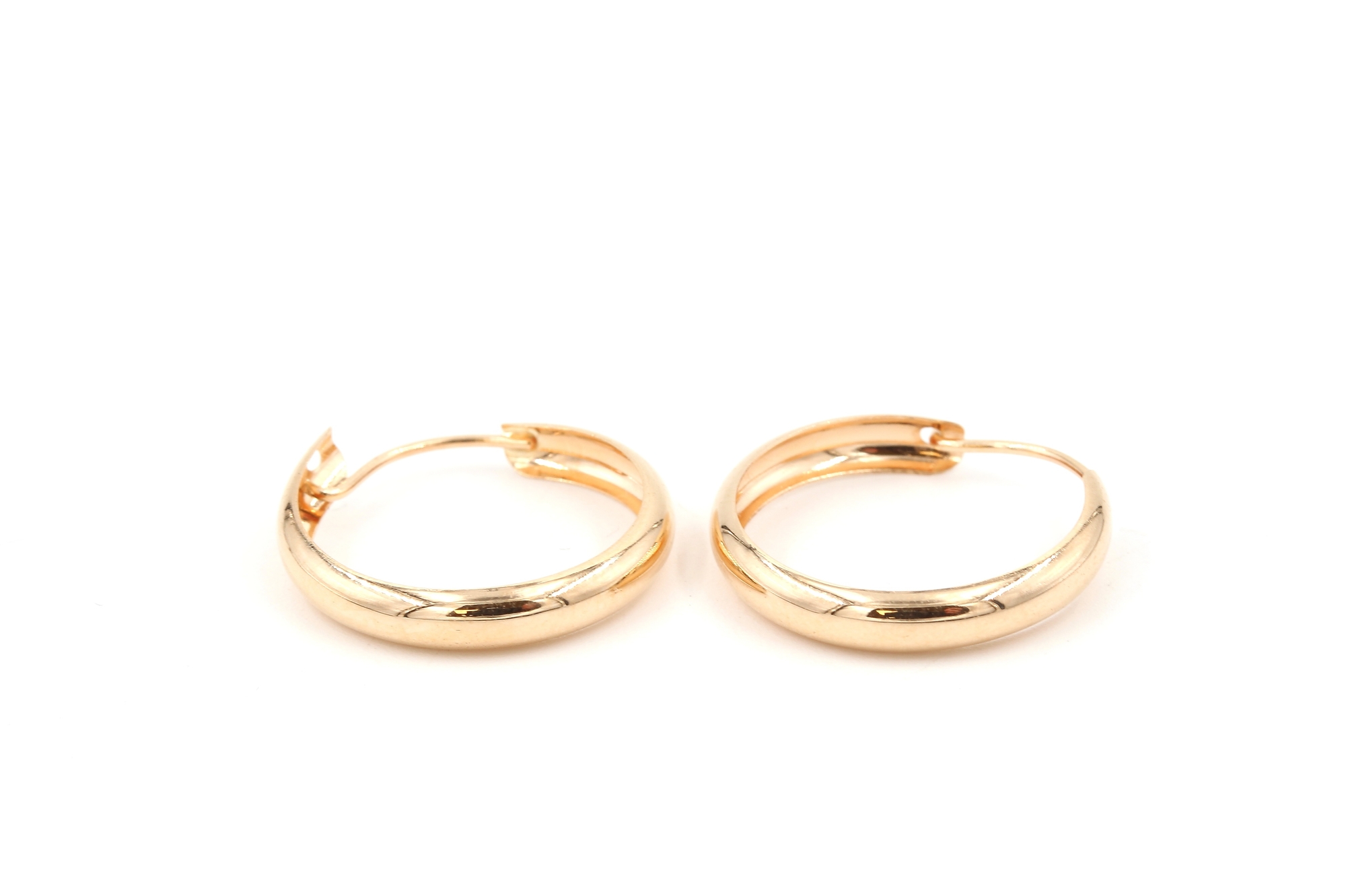 Örhängen i 18k guld. vikt: 0,83g
