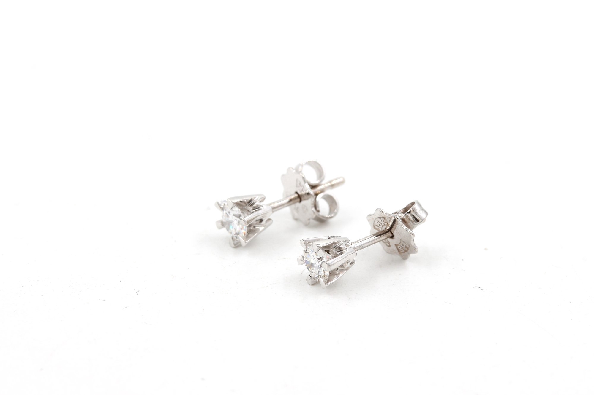 Diamant örhängen i 18k vitguld 0,30 ct. vikt:1,31g.