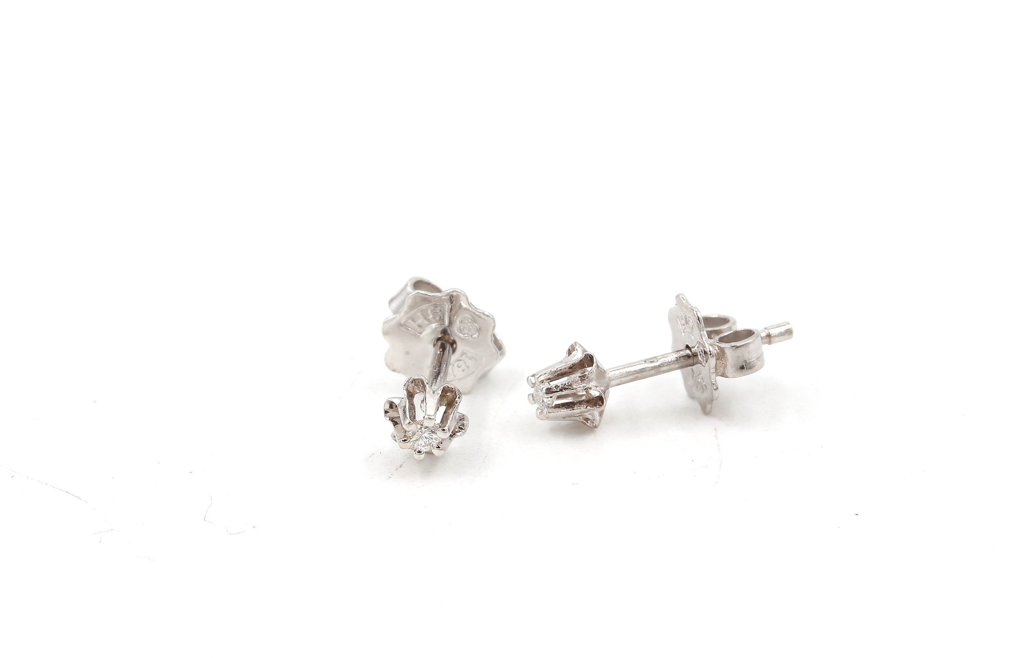 Diamant örhängen i 18k vitguld ca 0,04ct. vikt: 0,9g
