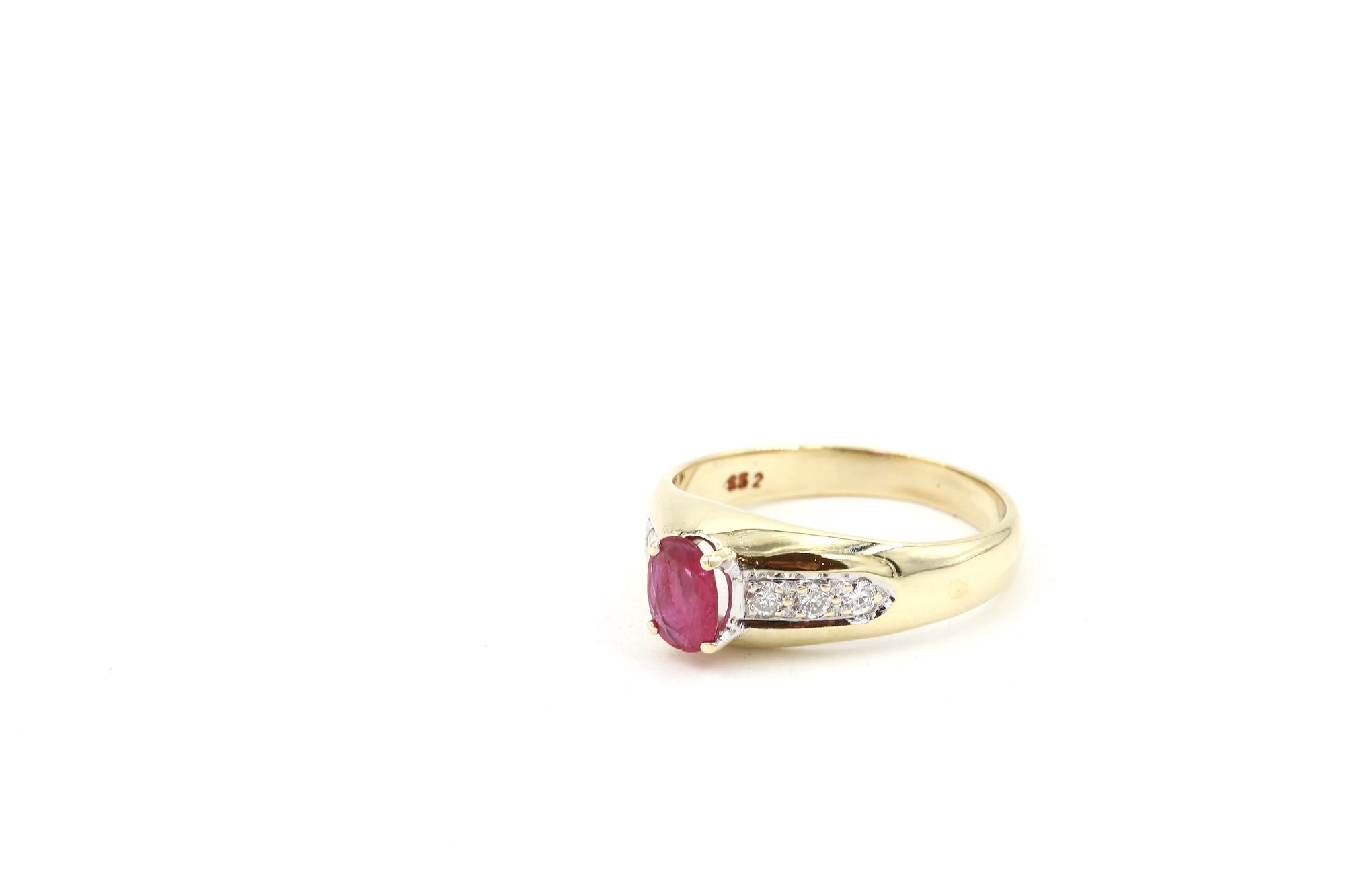 Diamantring i 14k guld med en rubin. vikt: 4,2g