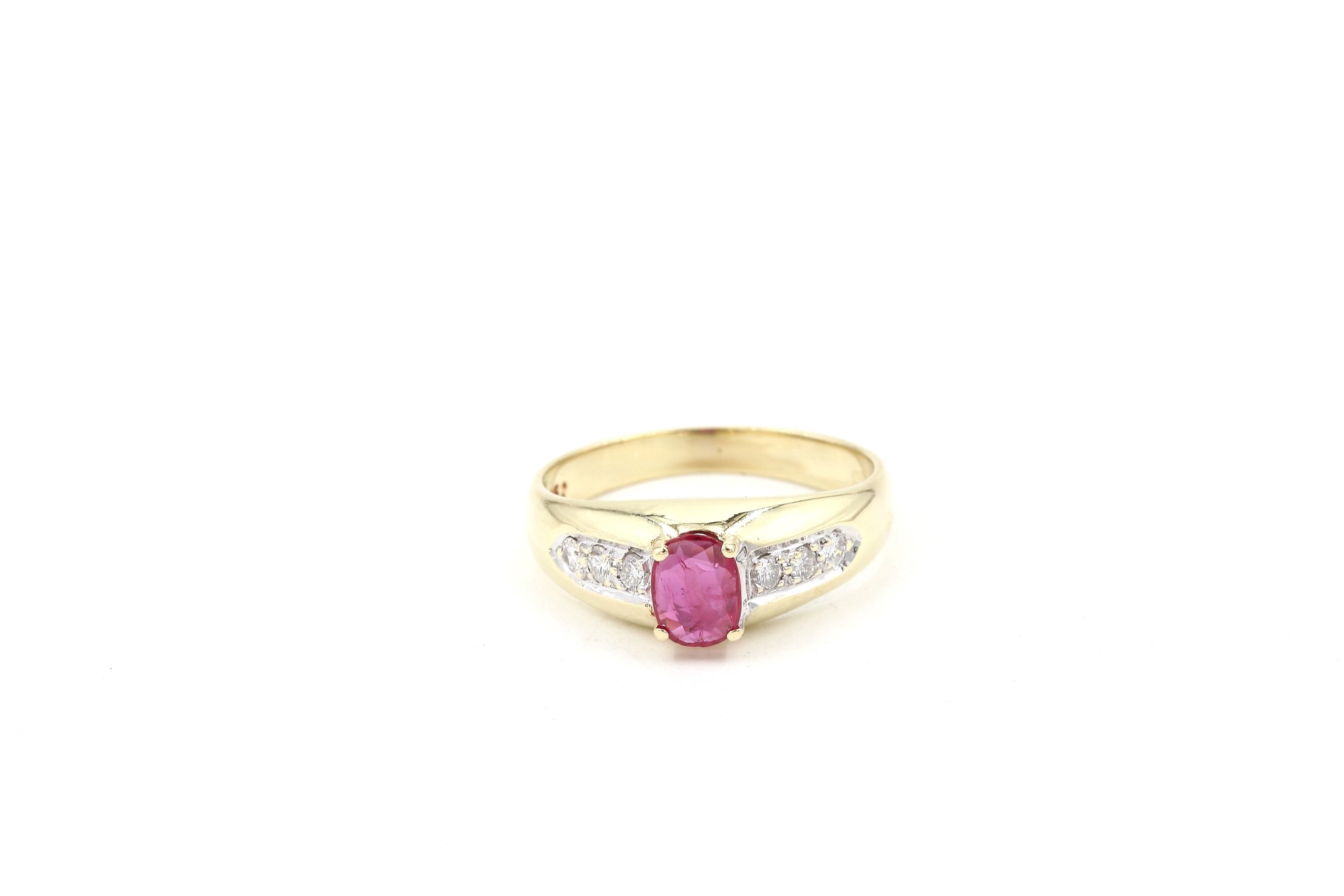 Diamantring i 14k guld med en rubin. vikt: 4,2g