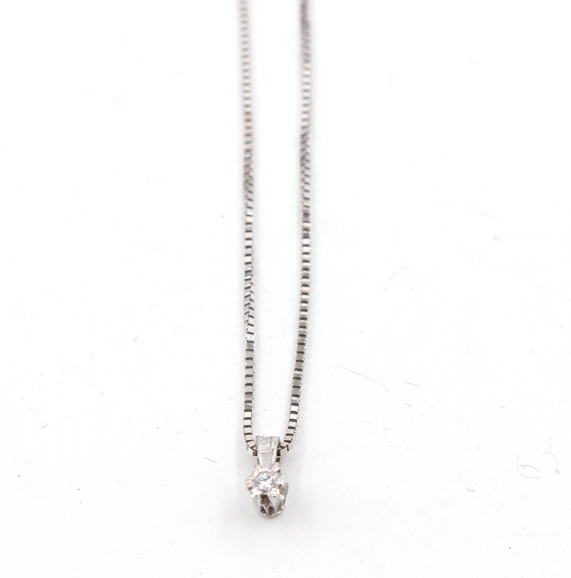Halsband med diamanthänge i 18k vitguld ca 0,03ct diamant. vikt: 2,56g
