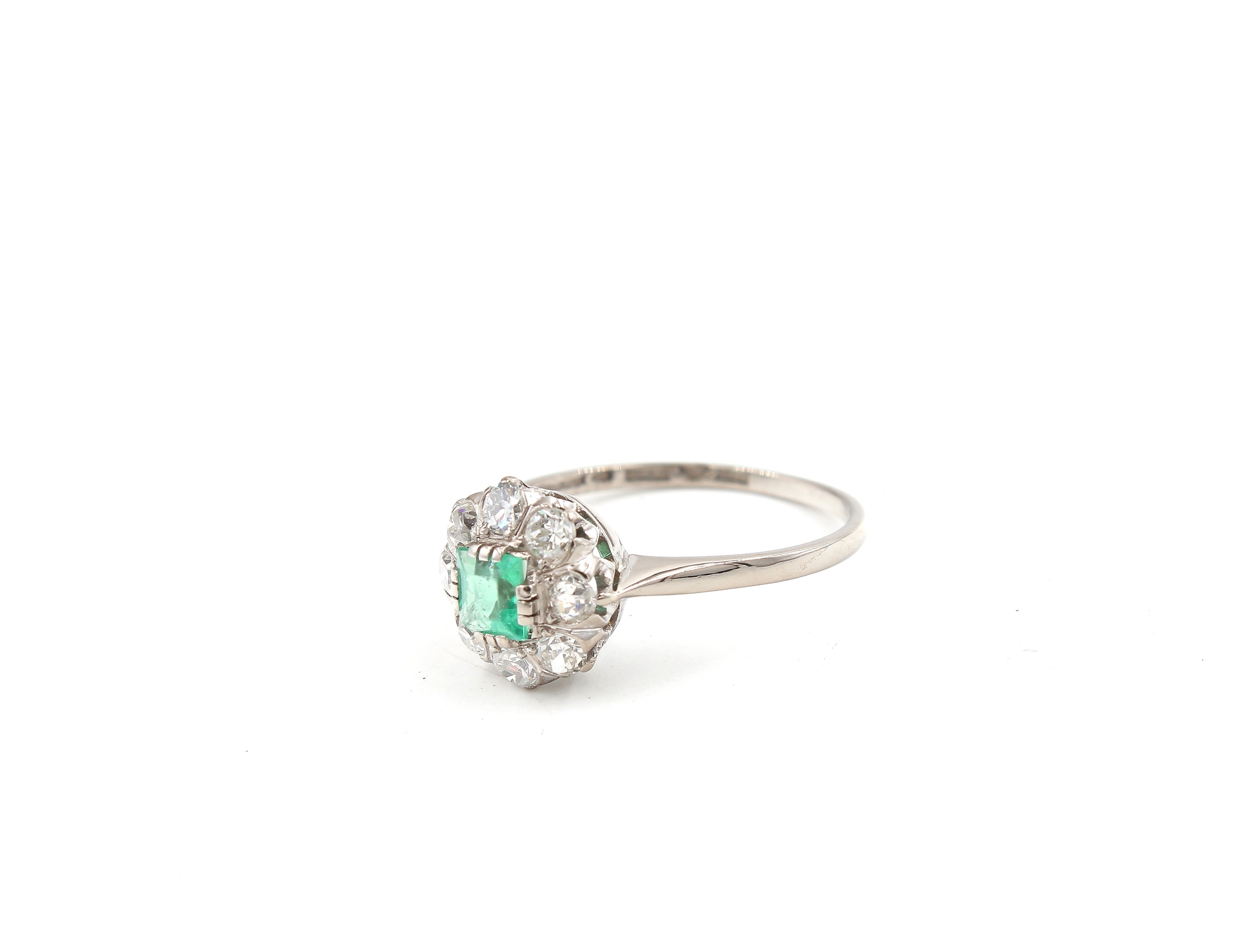 Diamantring i 18k guld med en smaragd. vikt:2,41g