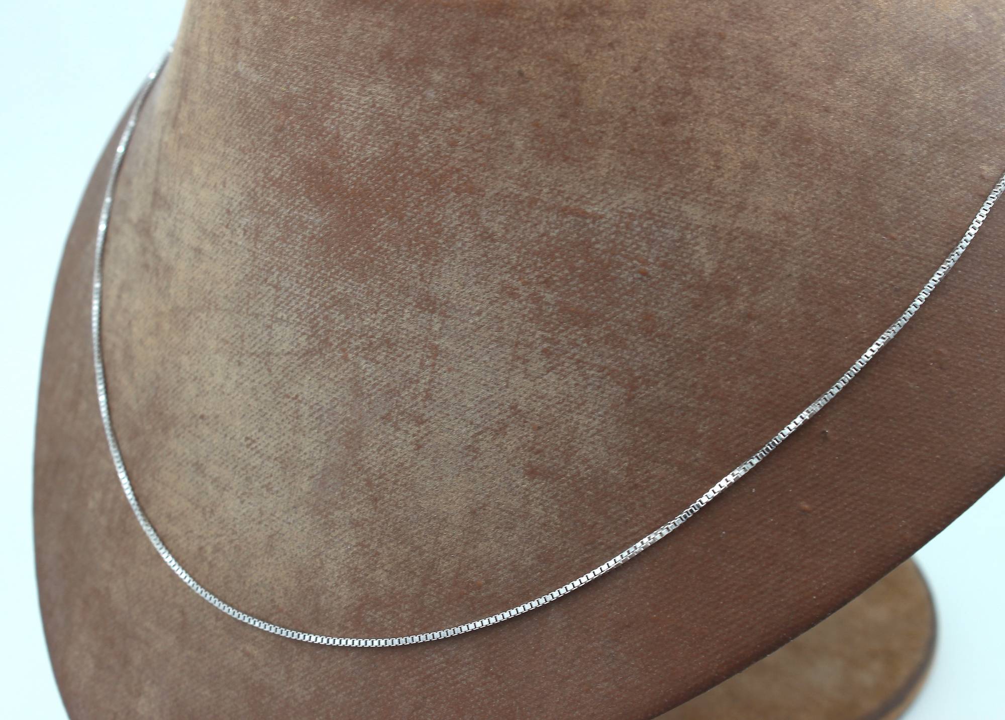 Venezia halsband i 18k vitguld . vikt: 2,6g