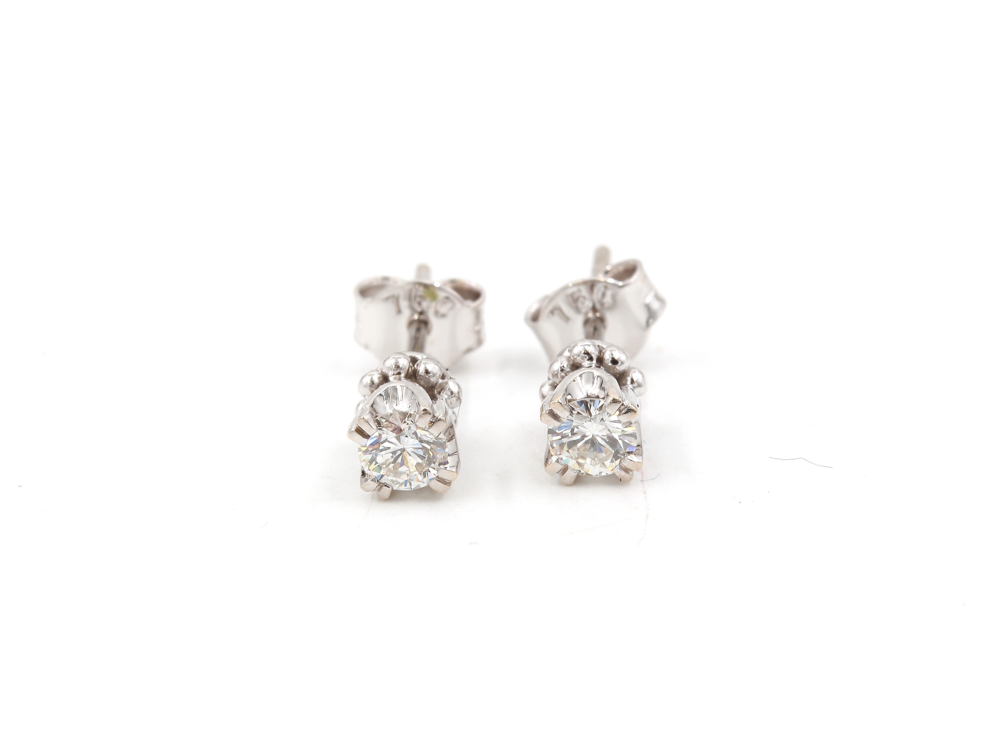 Diamant örhängen i 18k vitguld-ca 0,30 ct totalt.