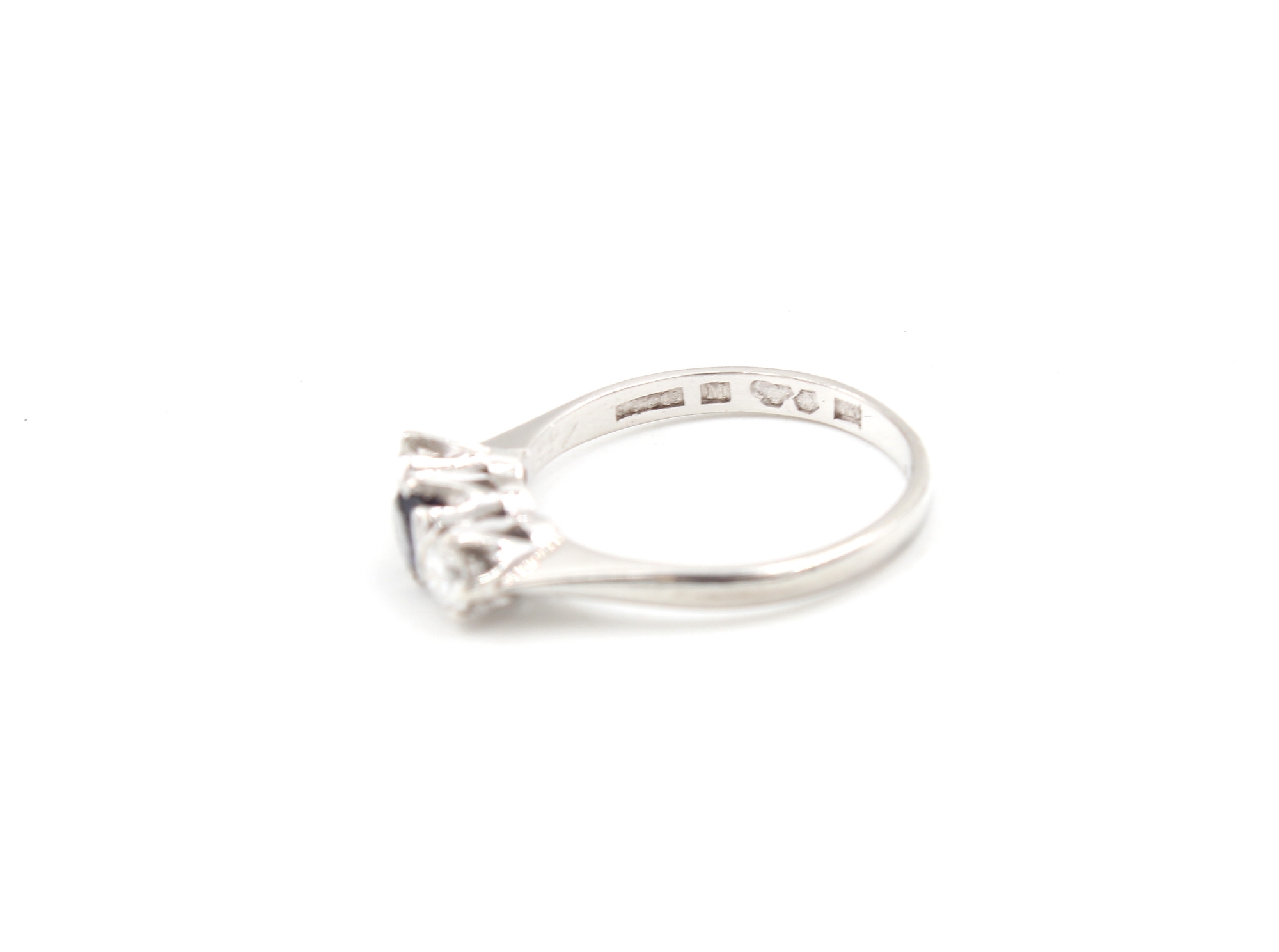 Diamantring med en safir i 18k vitguld ca 0,20 ct diamanter