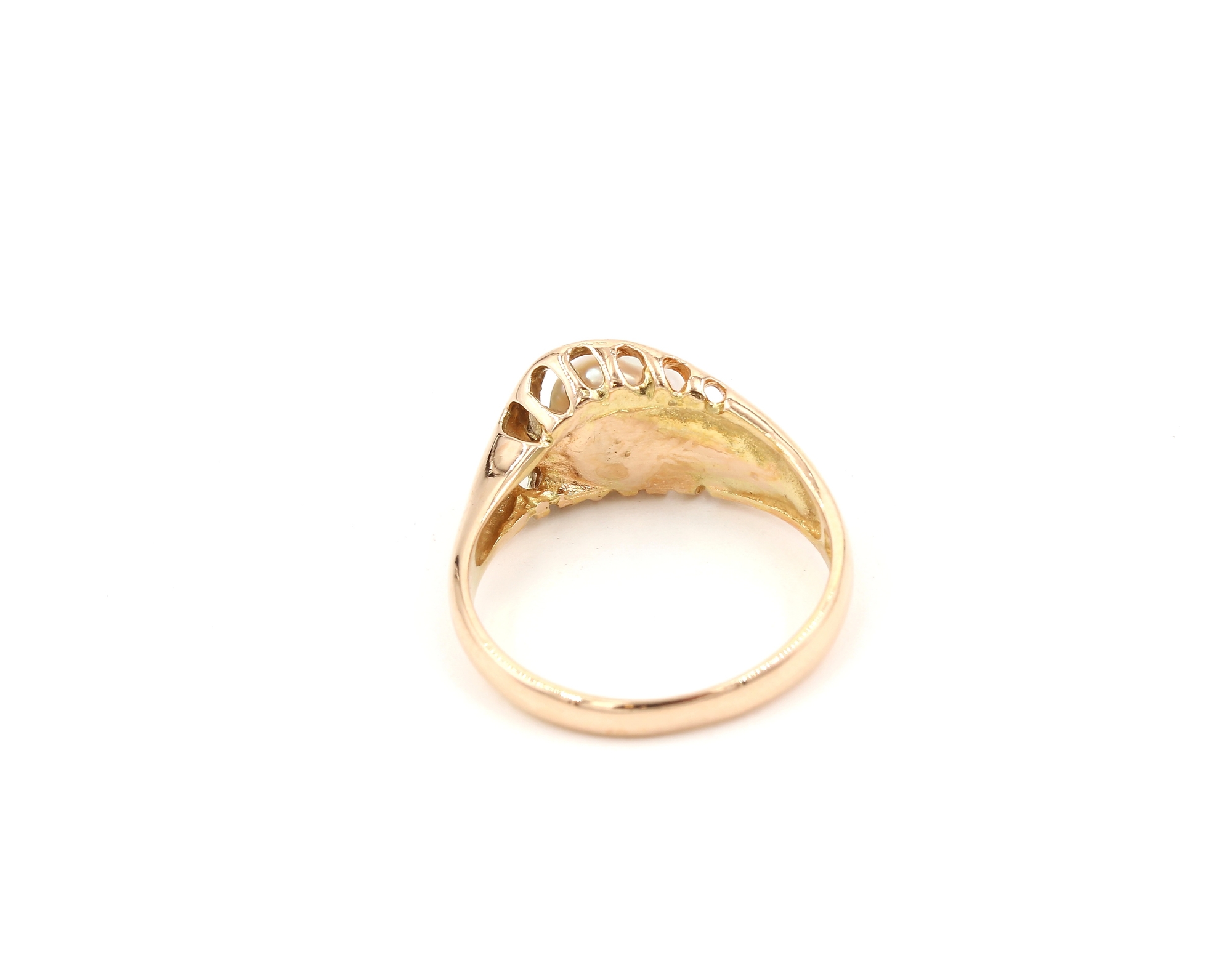 Ring med en pärla av Bengt hallberg i 18k guld. vikt: 3,8g