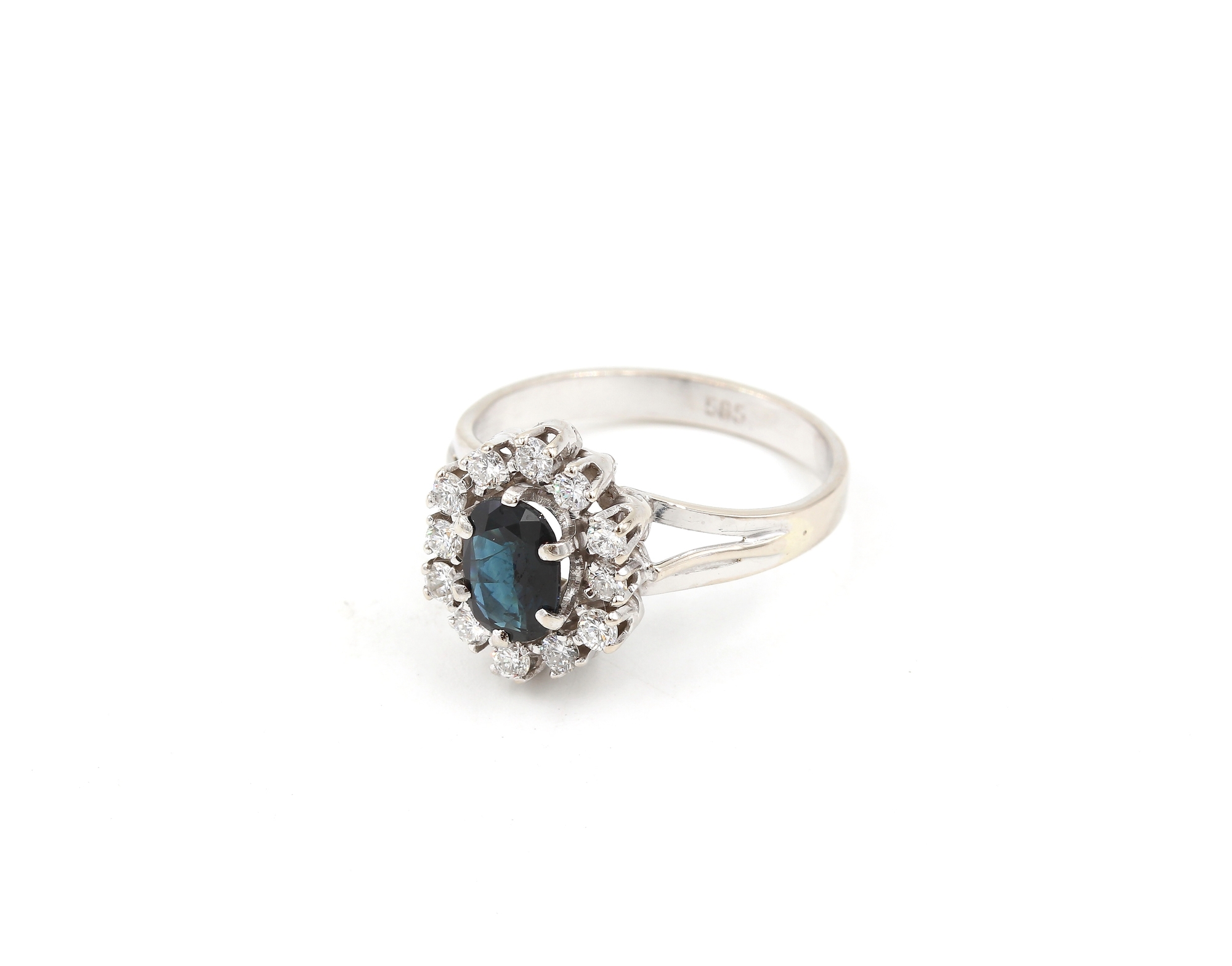 Diamant ring i 18k vitguld med en safir. 0,24ct diamaner. vikt: 3,56g