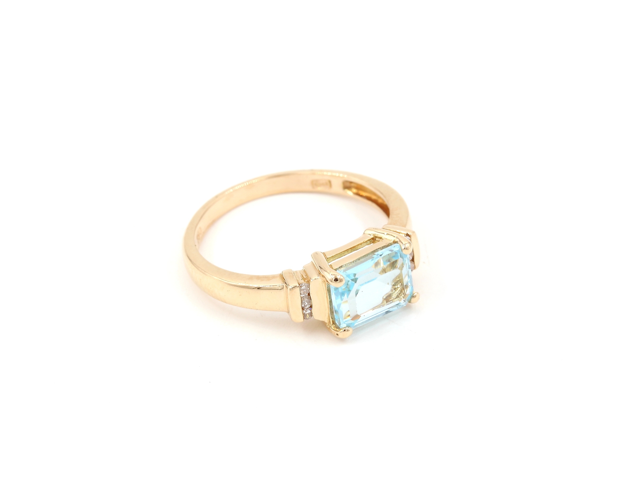 Diamant ring i 18k guld med en akvamarin. vikt: 3,63g