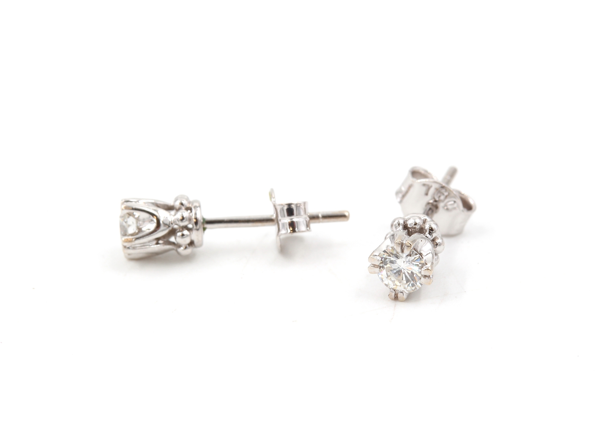 Diamant örhängen i 18k vitguld-ca 0,30 ct totalt.