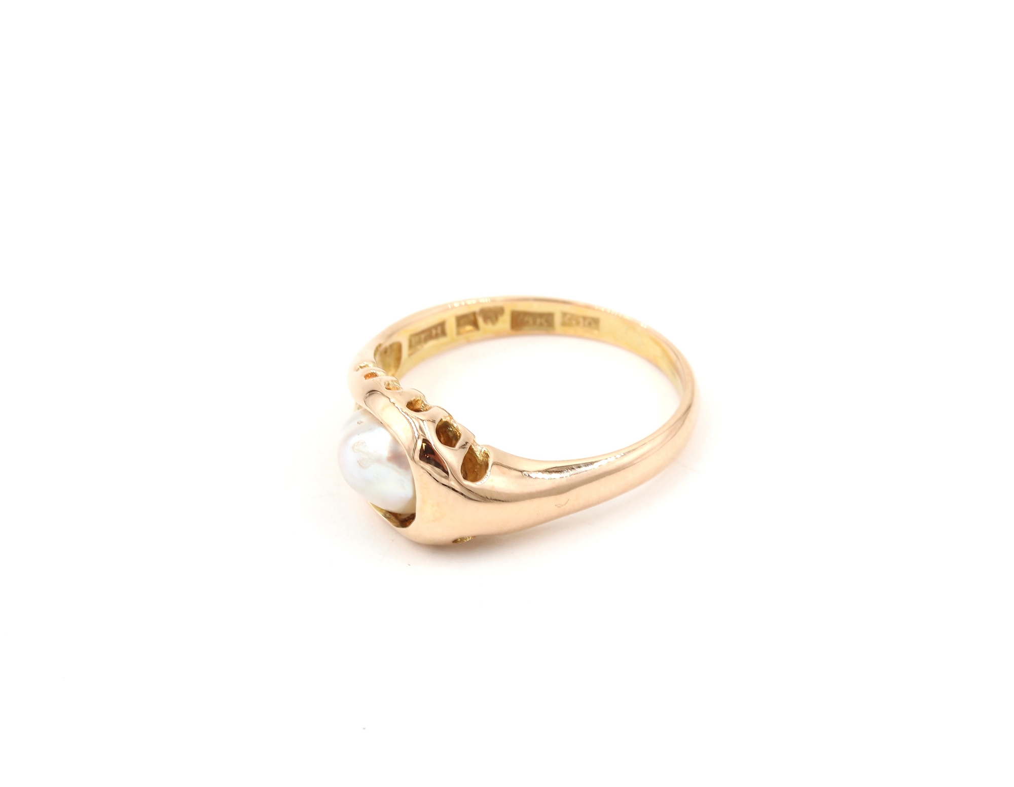 Ring med en pärla av Bengt hallberg i 18k guld. vikt: 3,8g