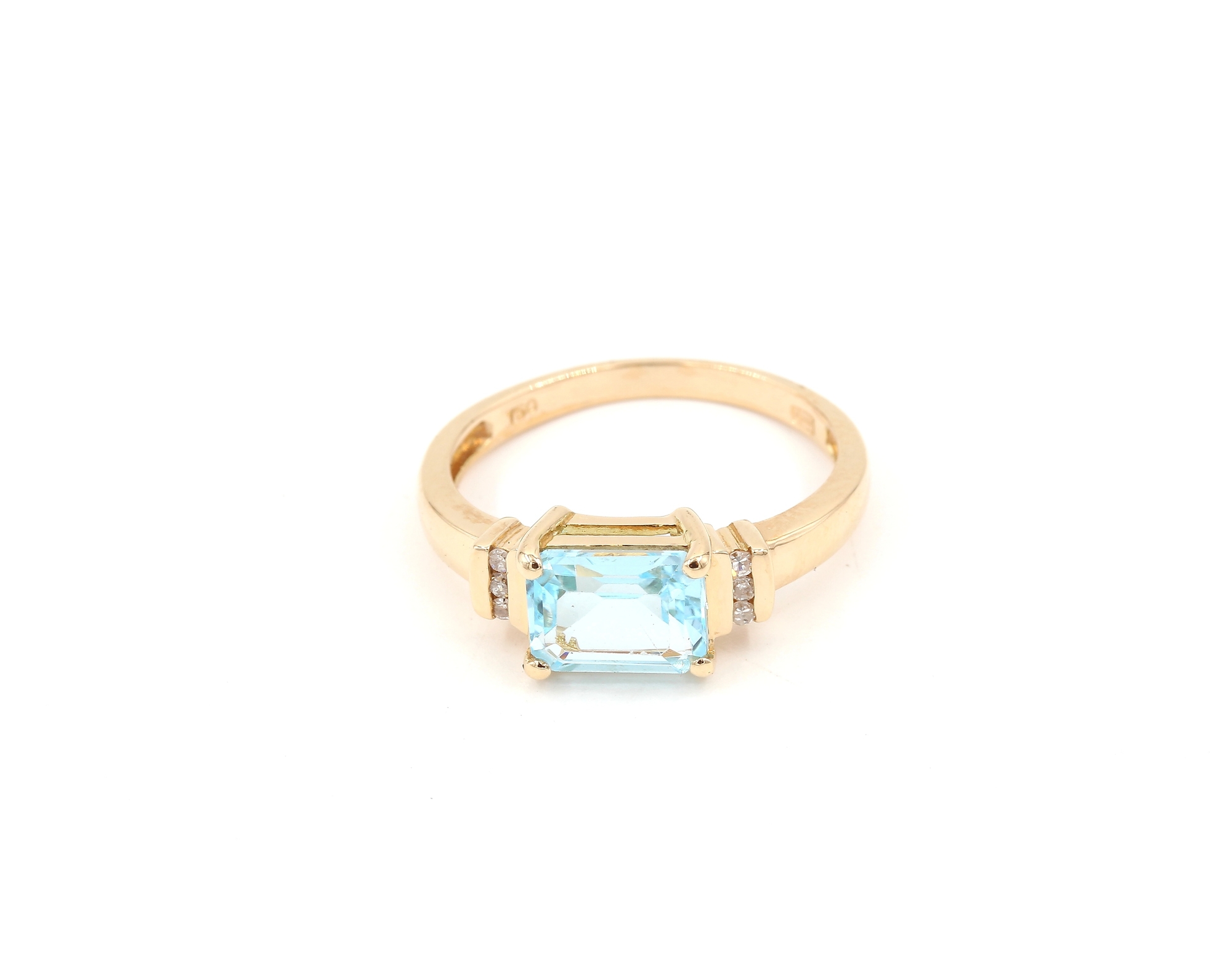 Diamant ring i 18k guld med en akvamarin. vikt: 3,63g