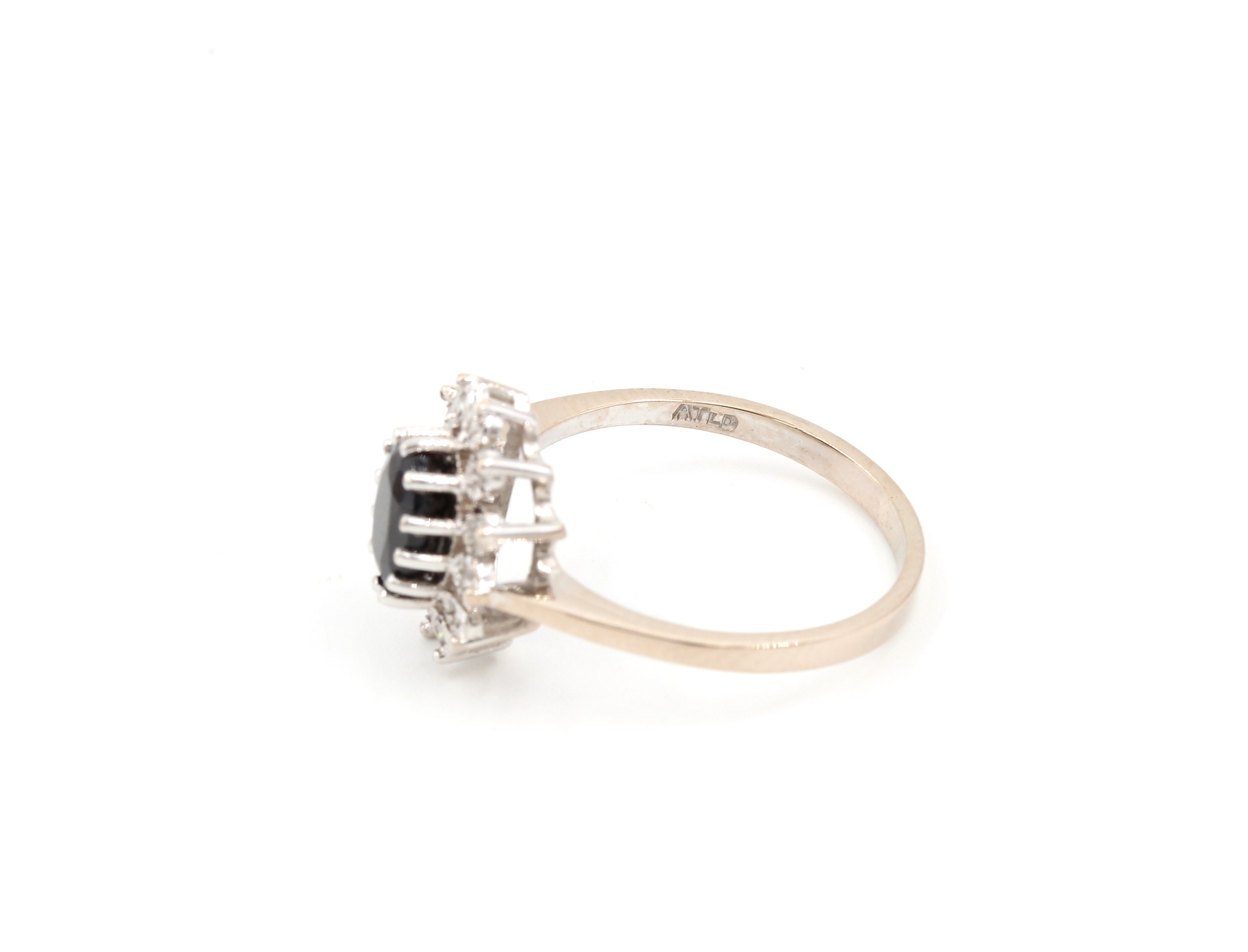 Diamant ring i 14k vitguld med en safir. vikt: 4,46g
