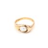 Ring med en pärla av Bengt hallberg i 18k guld. vikt: 3,8g