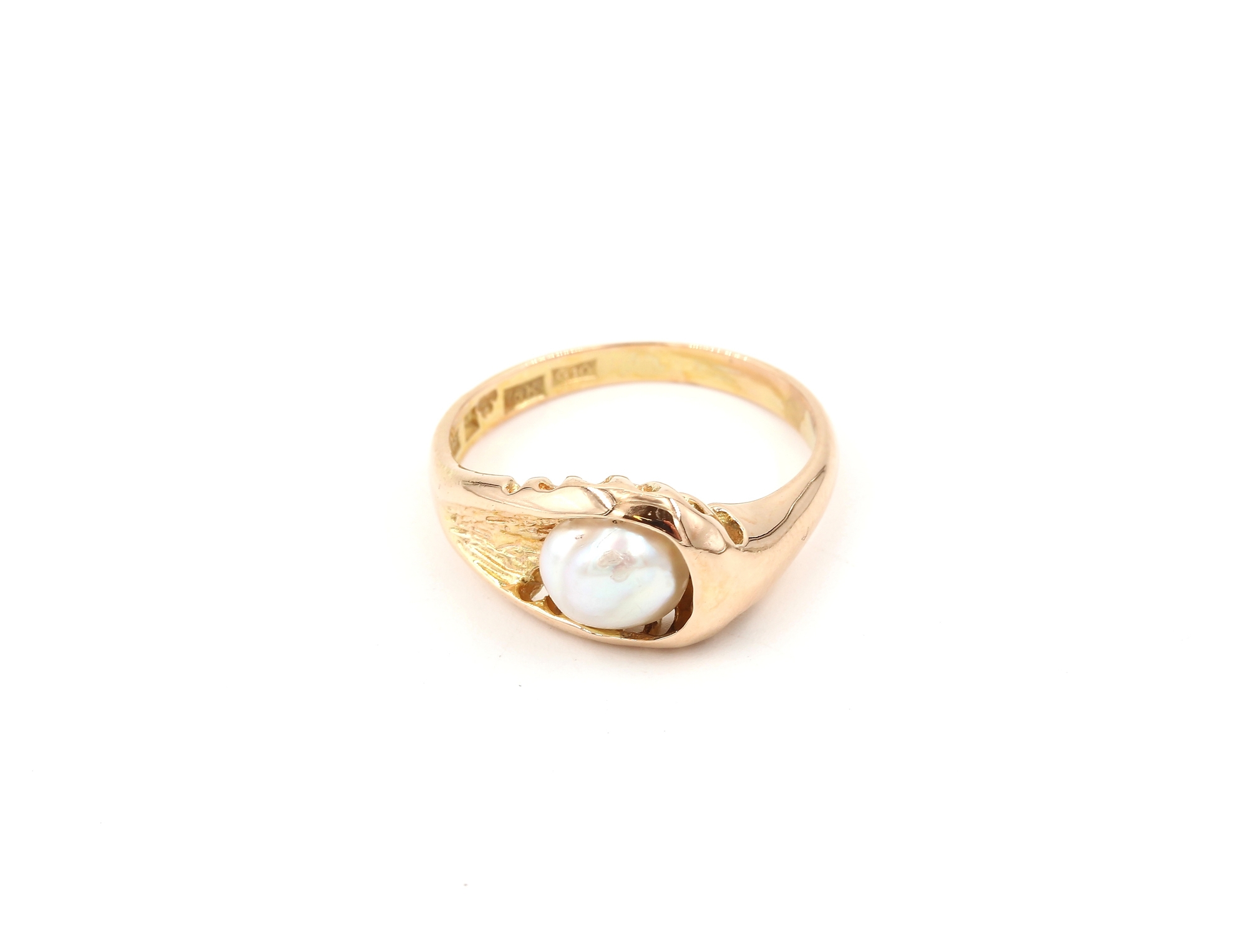 Ring med en pärla av Bengt hallberg i 18k guld. vikt: 3,8g