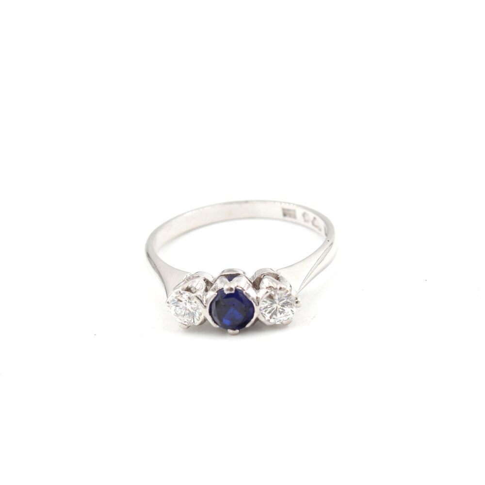Diamantring med en safir i 18k vitguld ca 0,20 ct diamanter