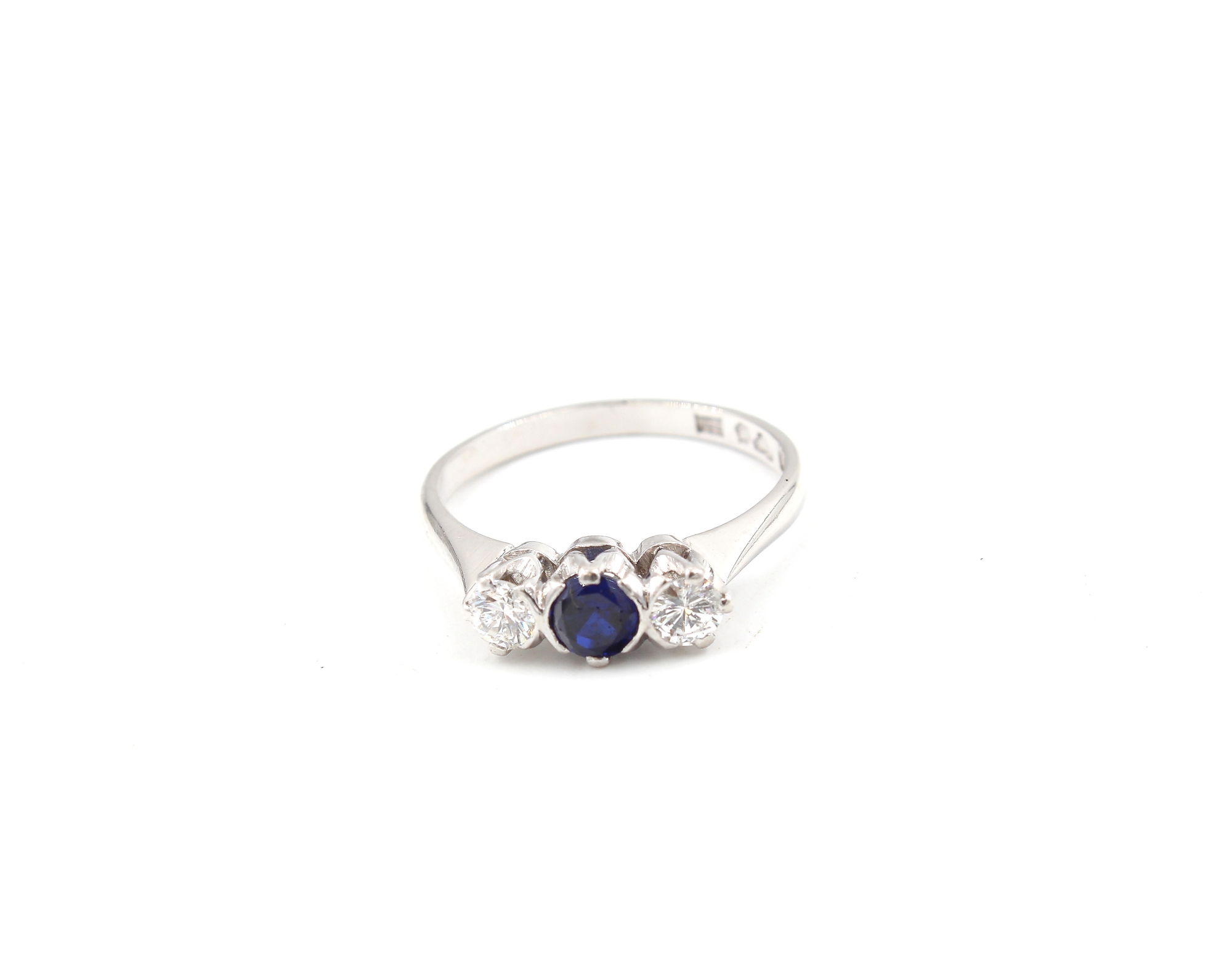 Diamantring med en safir i 18k vitguld ca 0,20 ct diamanter
