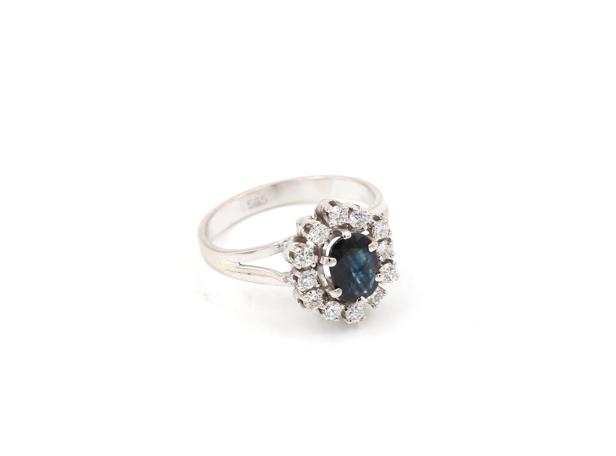 Diamant ring i 18k vitguld med en safir. 0,24ct diamaner. vikt: 3,56g