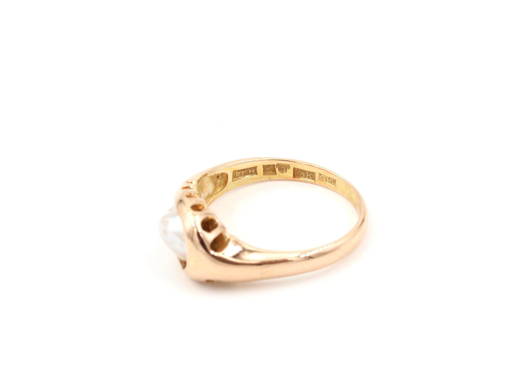 Ring med en pärla av Bengt hallberg i 18k guld. vikt: 3,8g