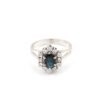 Diamant ring i 18k vitguld med en safir. 0,24ct diamaner. vikt: 3,56g