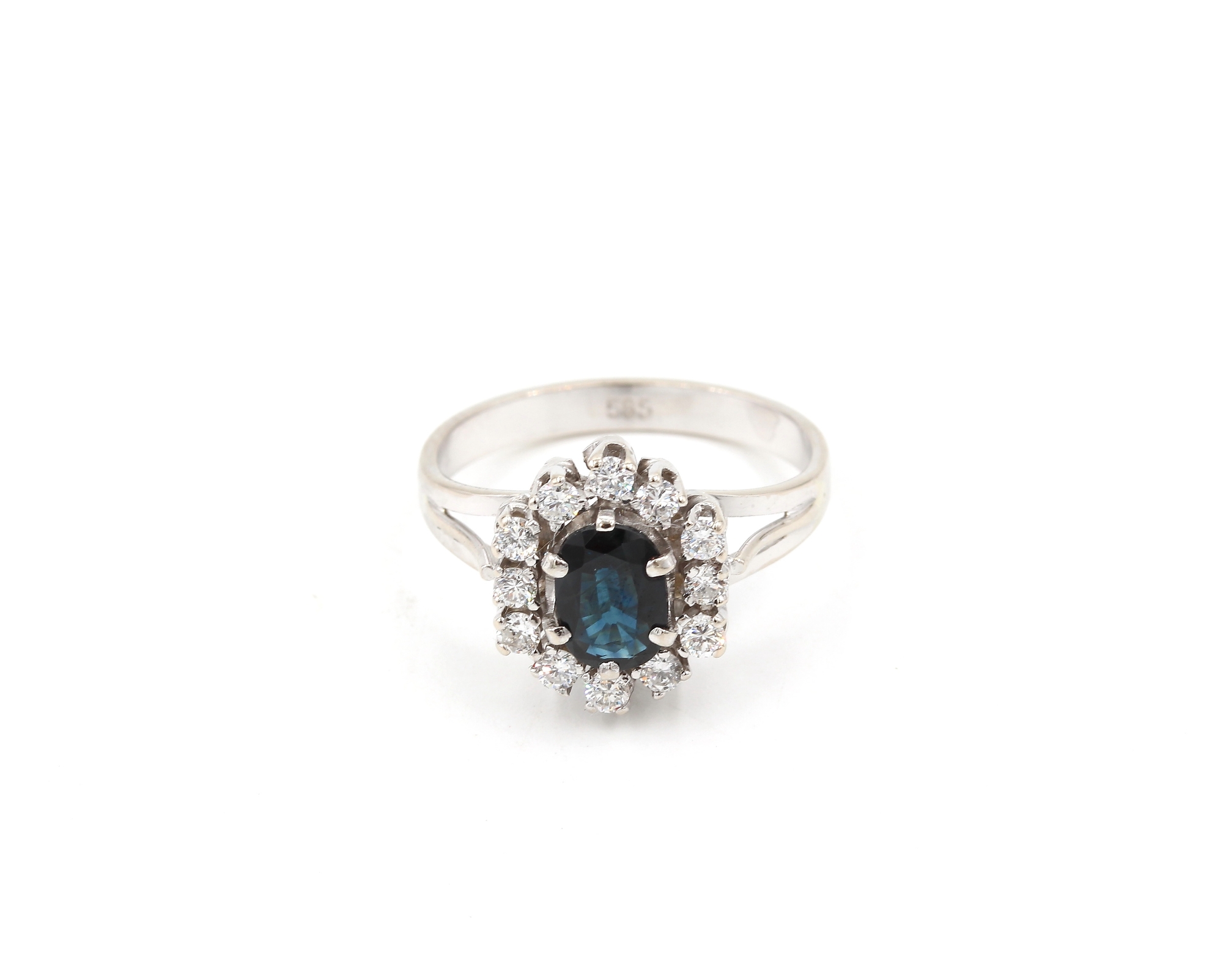 Diamant ring i 18k vitguld med en safir. 0,24ct diamaner. vikt: 3,56g