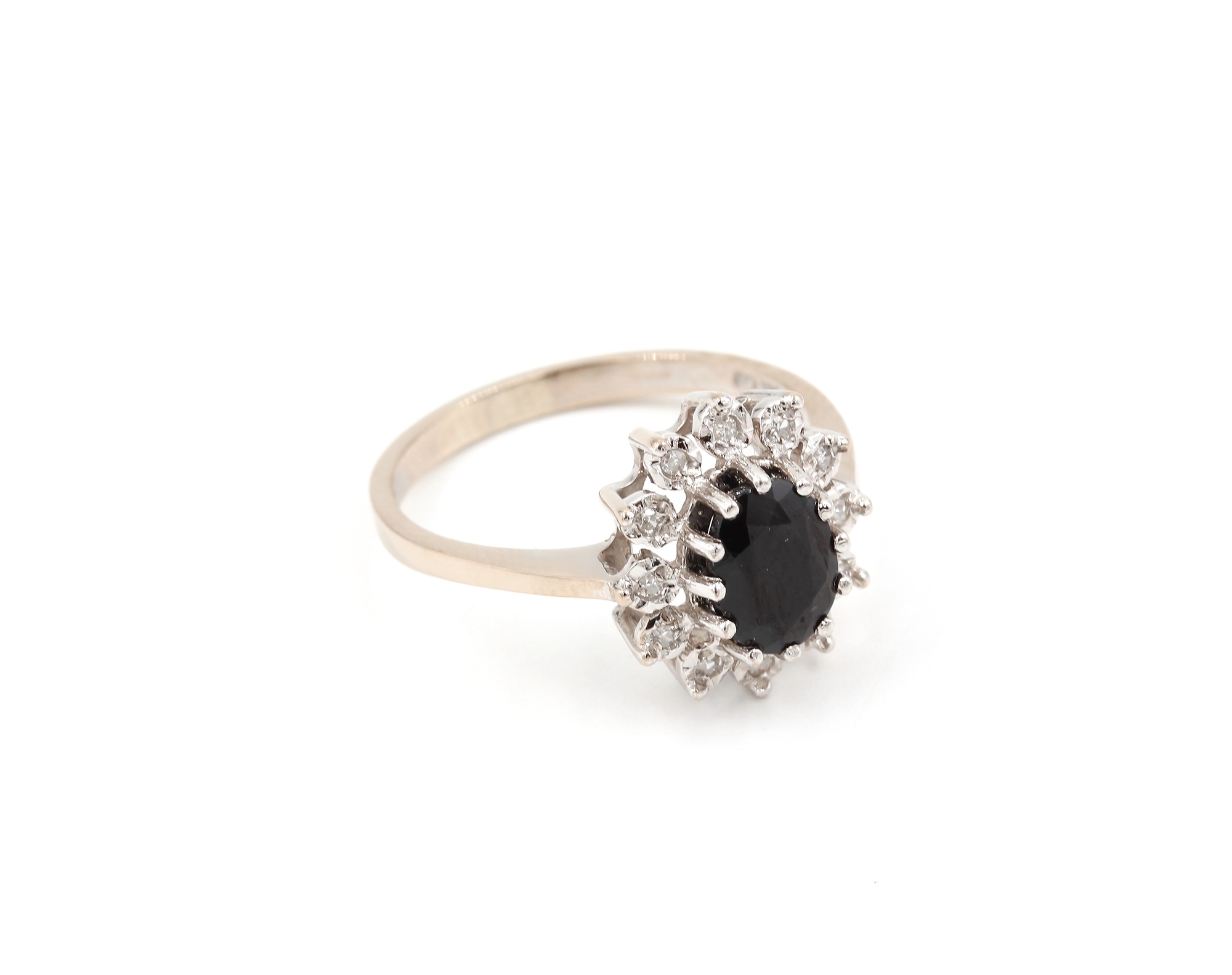 Diamant ring i 14k vitguld med en safir. vikt: 4,46g
