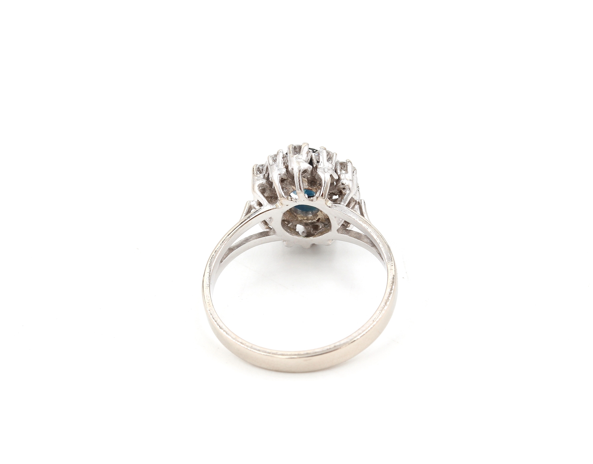 Diamant ring i 18k vitguld med en safir. 0,24ct diamaner. vikt: 3,56g