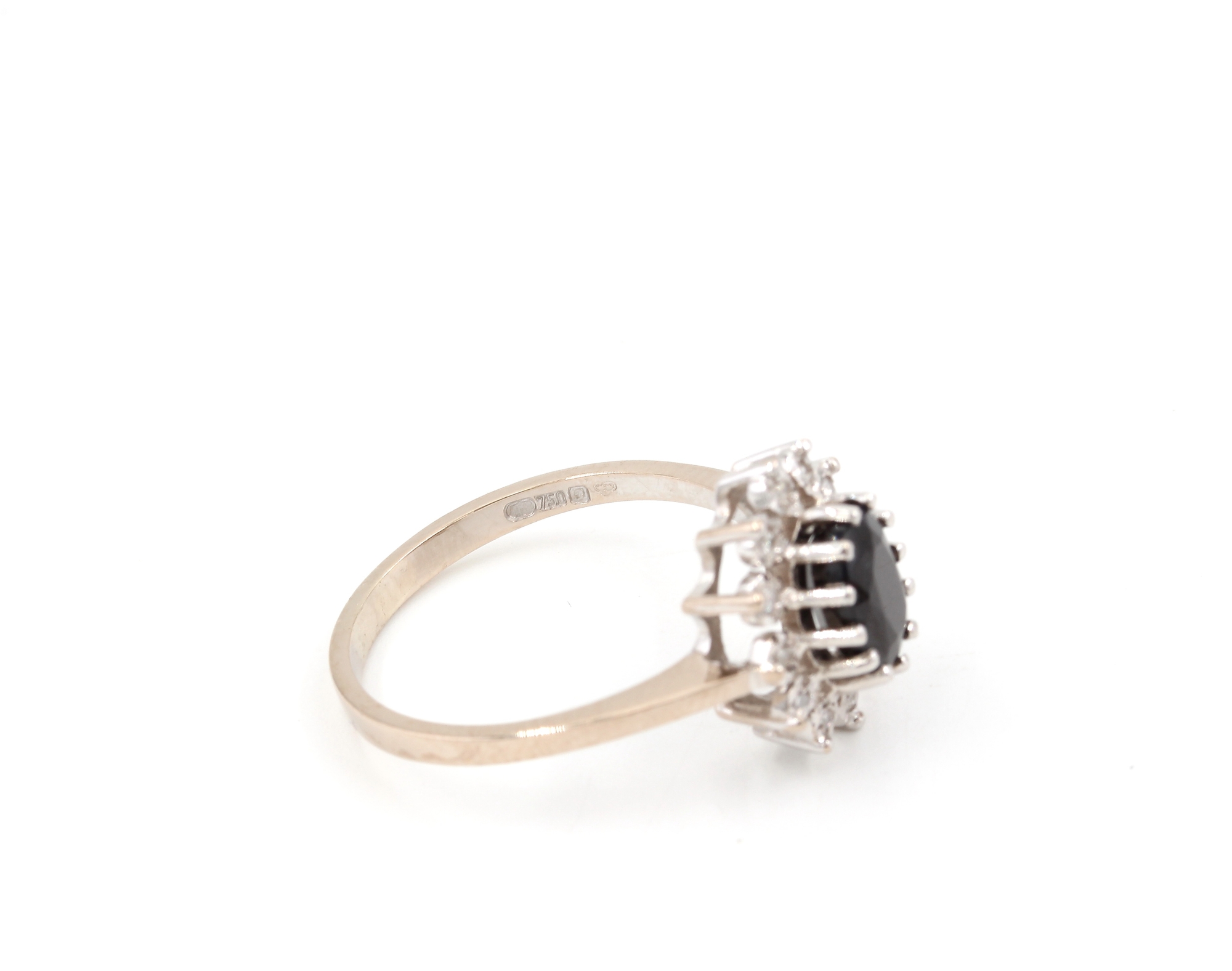 Diamant ring i 14k vitguld med en safir. vikt: 4,46g