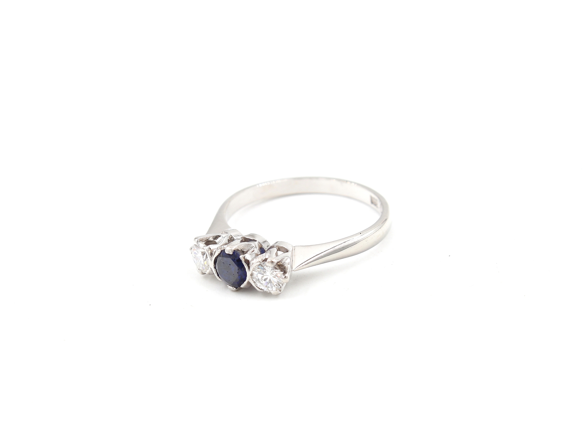 Diamantring med en safir i 18k vitguld ca 0,20 ct diamanter