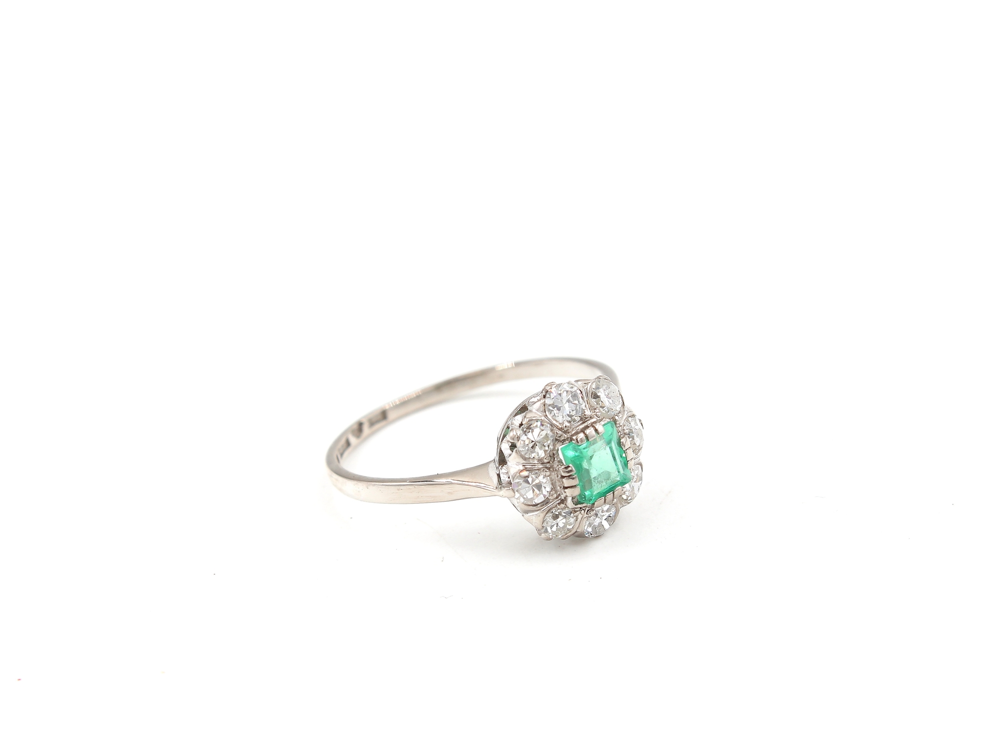 Diamantring i 18k guld med en smaragd. vikt:2,41g