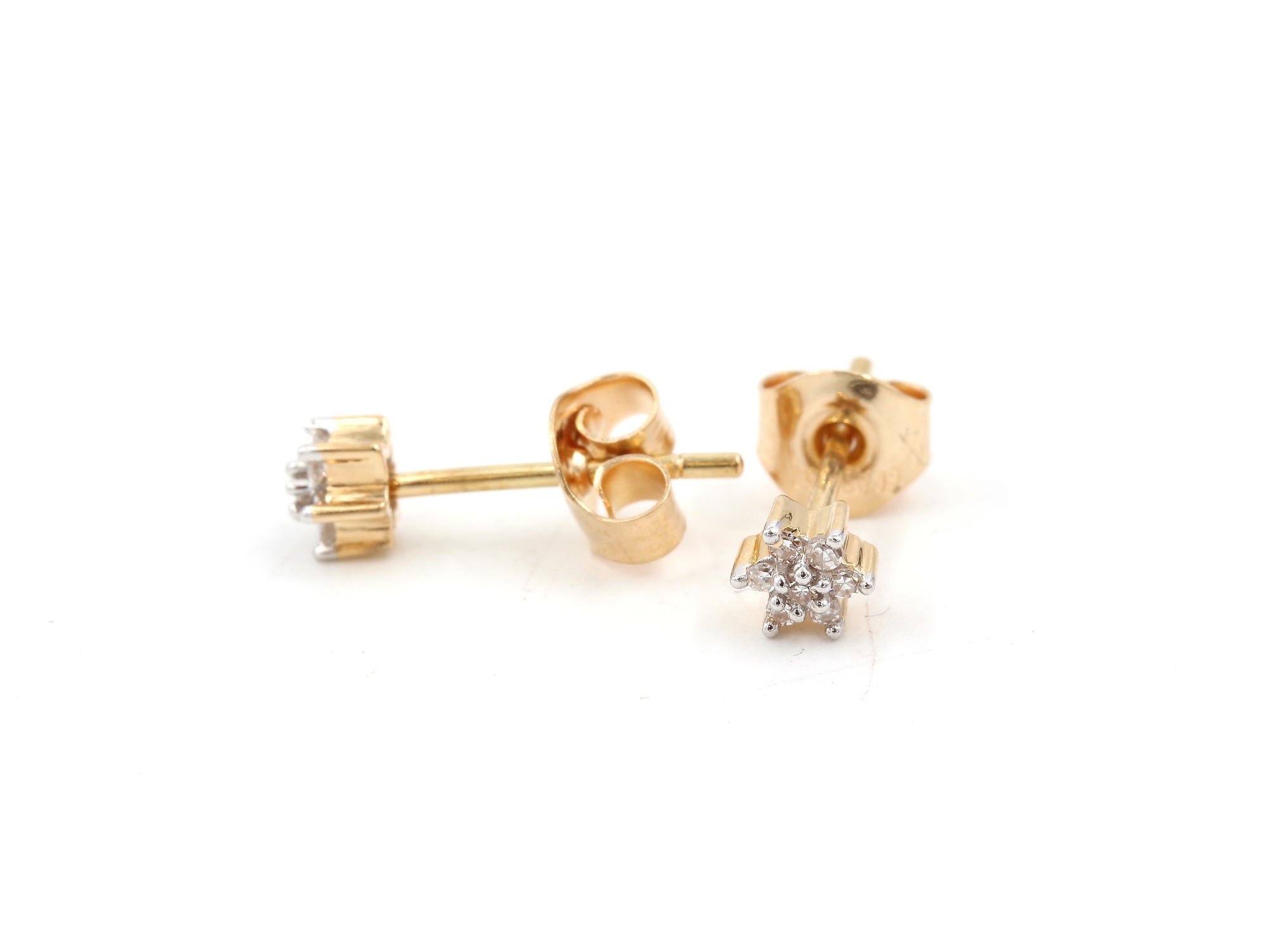 Diamant örhängen i 18k guld. vikt 0,92g