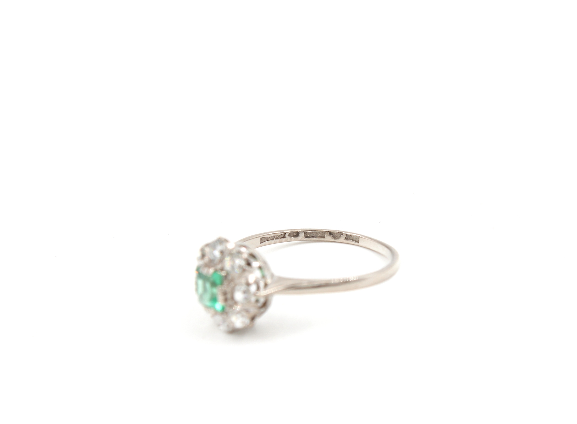 Diamantring i 18k guld med en smaragd. vikt:2,41g