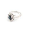 Diamant ring i 18k vitguld med en safir. 0,24ct diamaner. vikt: 3,56g